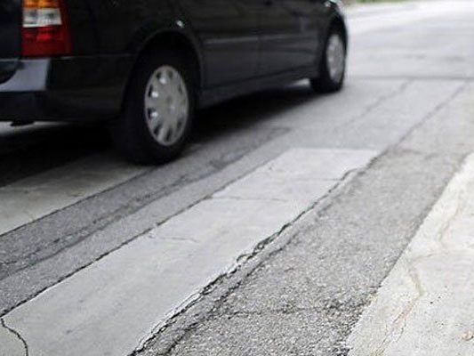 In Wien-Ottakring wurde ein 12-jähriges Mädchen von einem Auto am Schutzweg niedergestoßen.