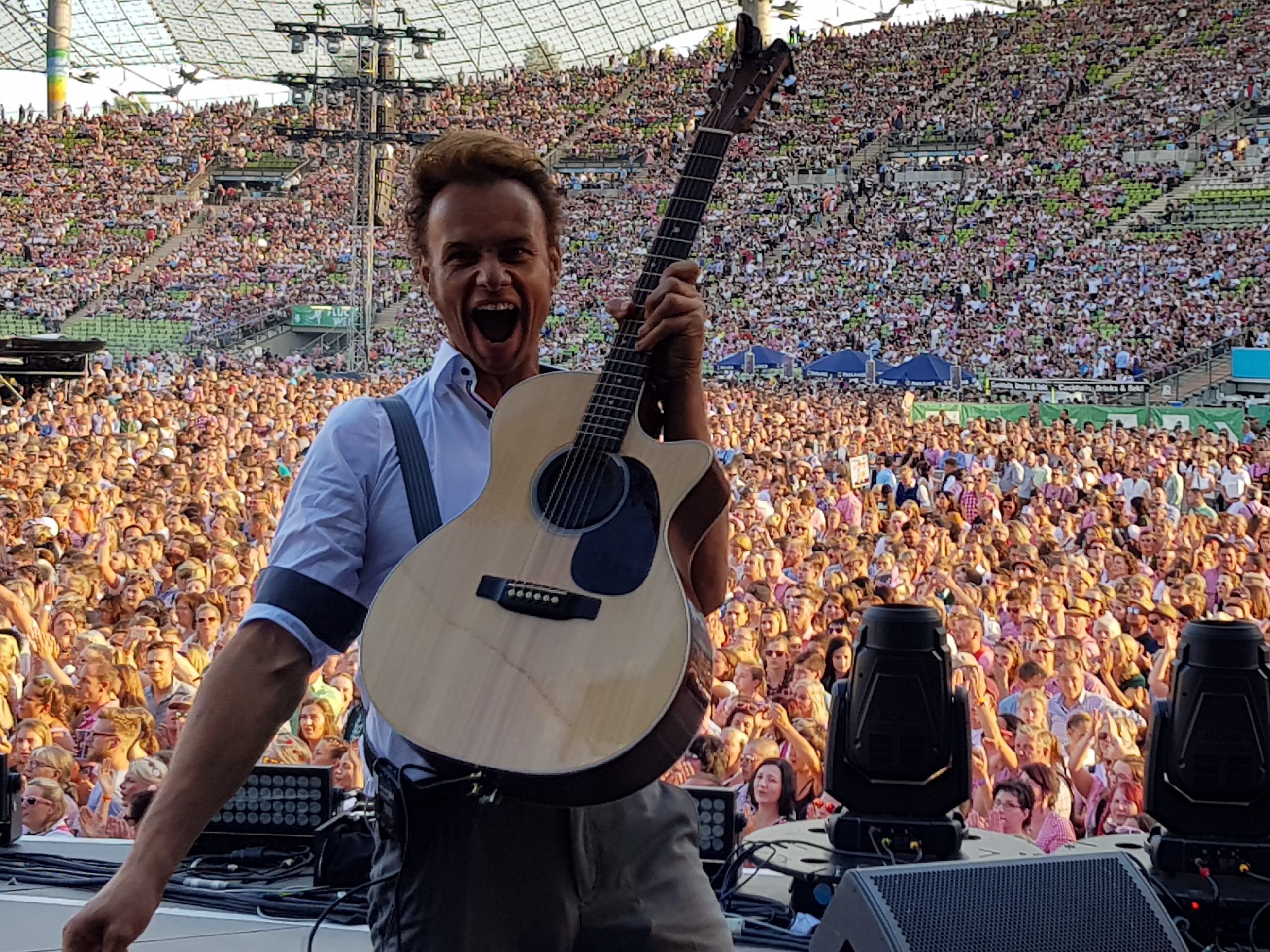 Gitarrist Wolfgang Frank trat vor ausverkauftem Haus im Olympiastadion München auf