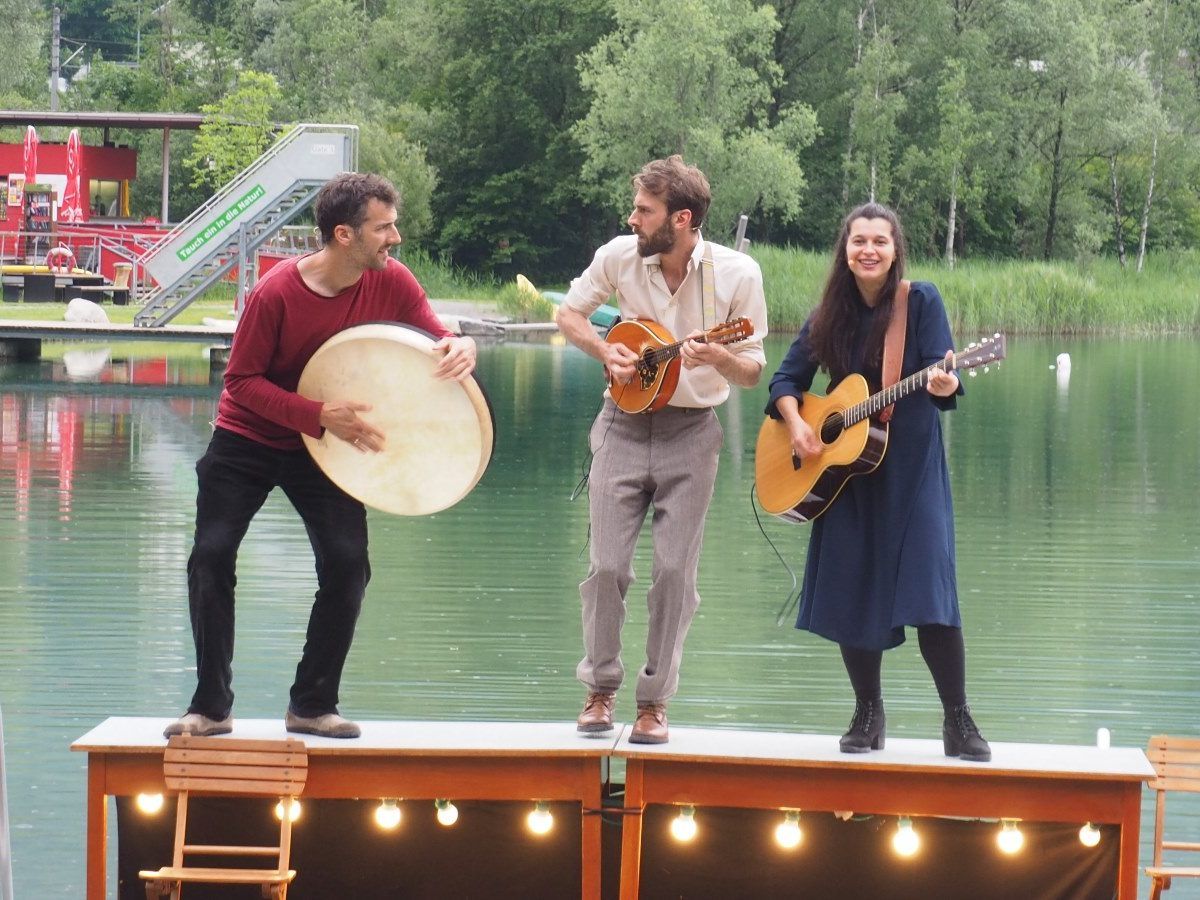 Die Theatergruppe Café Fuerte führte das Stück "Titanic oder der Eisberg hat immer Recht" auf. Die Theatergruppe Café Fuerte führte das Stück "Titanic oder der Eisberg hat immer Recht" auf.