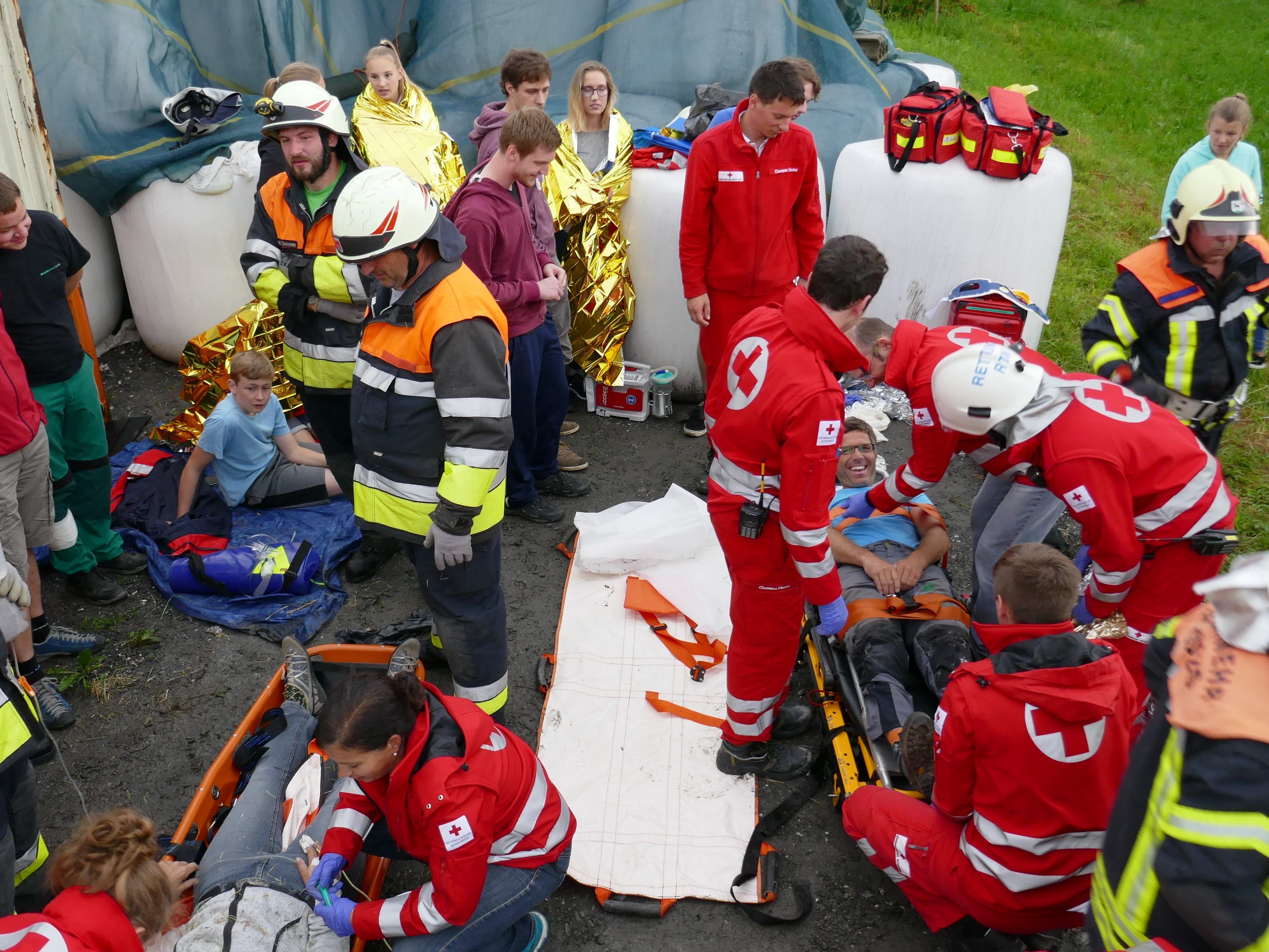 Übungsannahme: Dachstuhlbrand im Stallgebäude beim Mittelbergerhof. Übungsannahme: Dachstuhlbrand im Stallgebäude beim Mittelbergerhof.