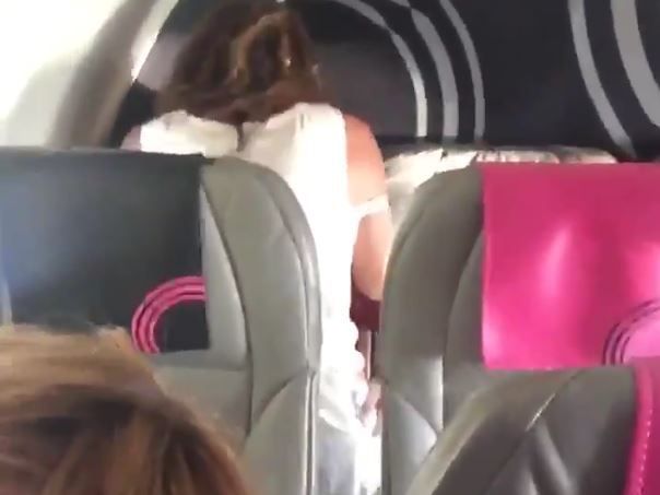 Das Paar fiel im Flieger übereinander her.