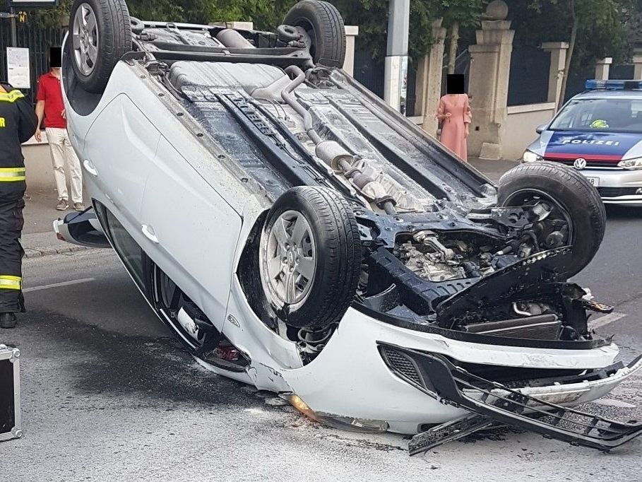 Das Auto überschlug sich in der Grinzinger Allee in Wien-Döbling.