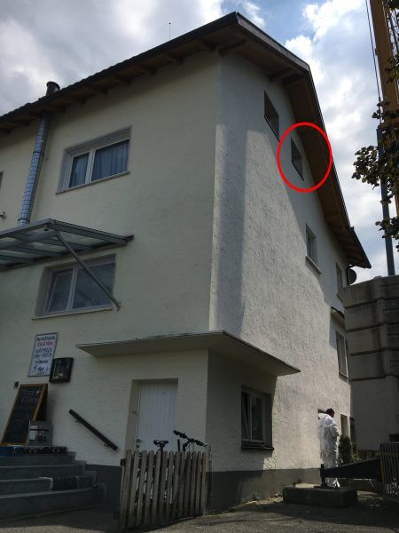 Aus diesem Fenster sprang der mutmaßliche Täter. Aus diesem Fenster sprang der mutmaßliche Täter.