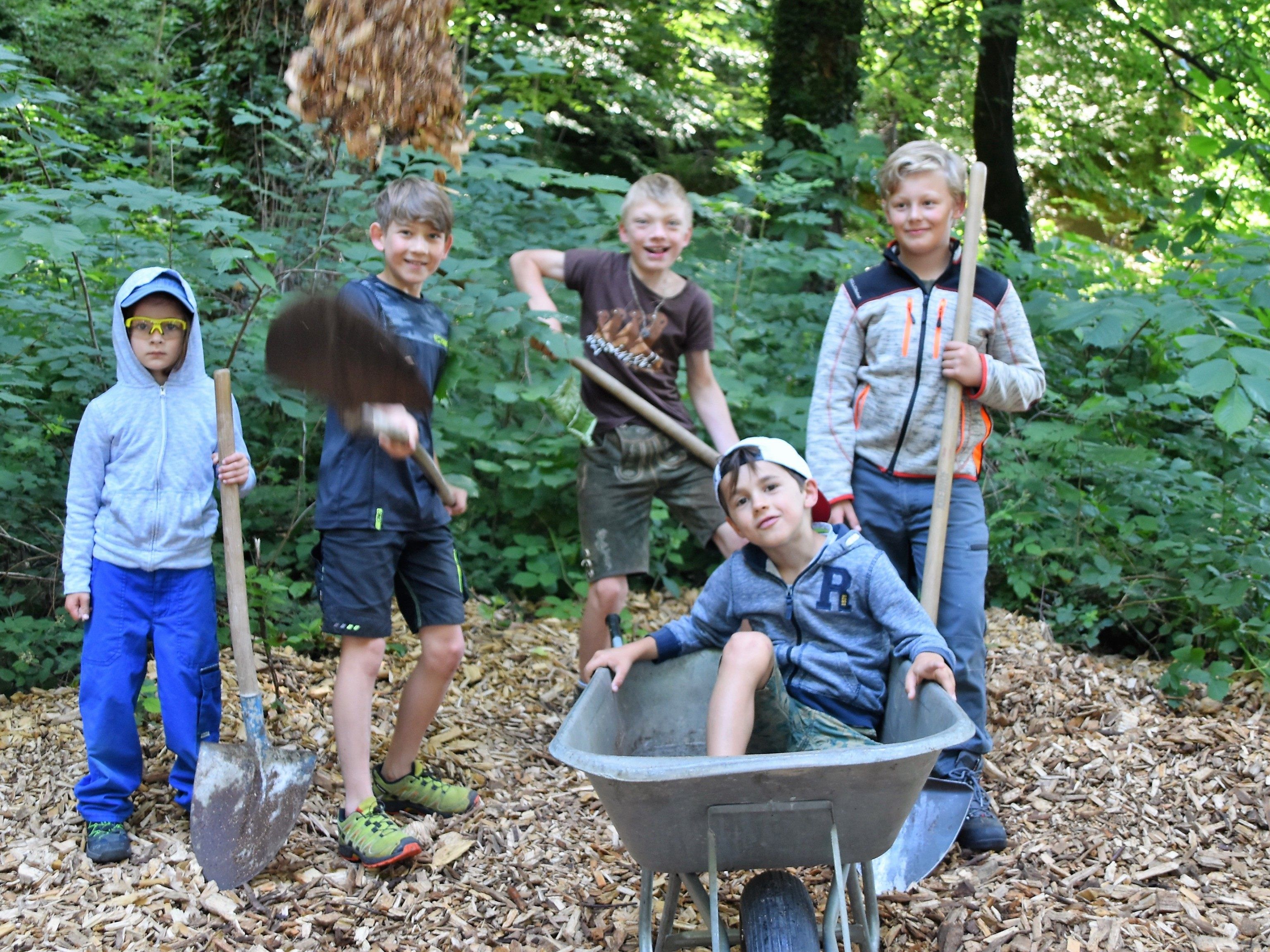 Jung und Alt beteiligten sich an der Arbeitsaktion Ganta Spielplatz Jung und Alt beteiligten sich an der Arbeitsaktion Ganta Spielplatz