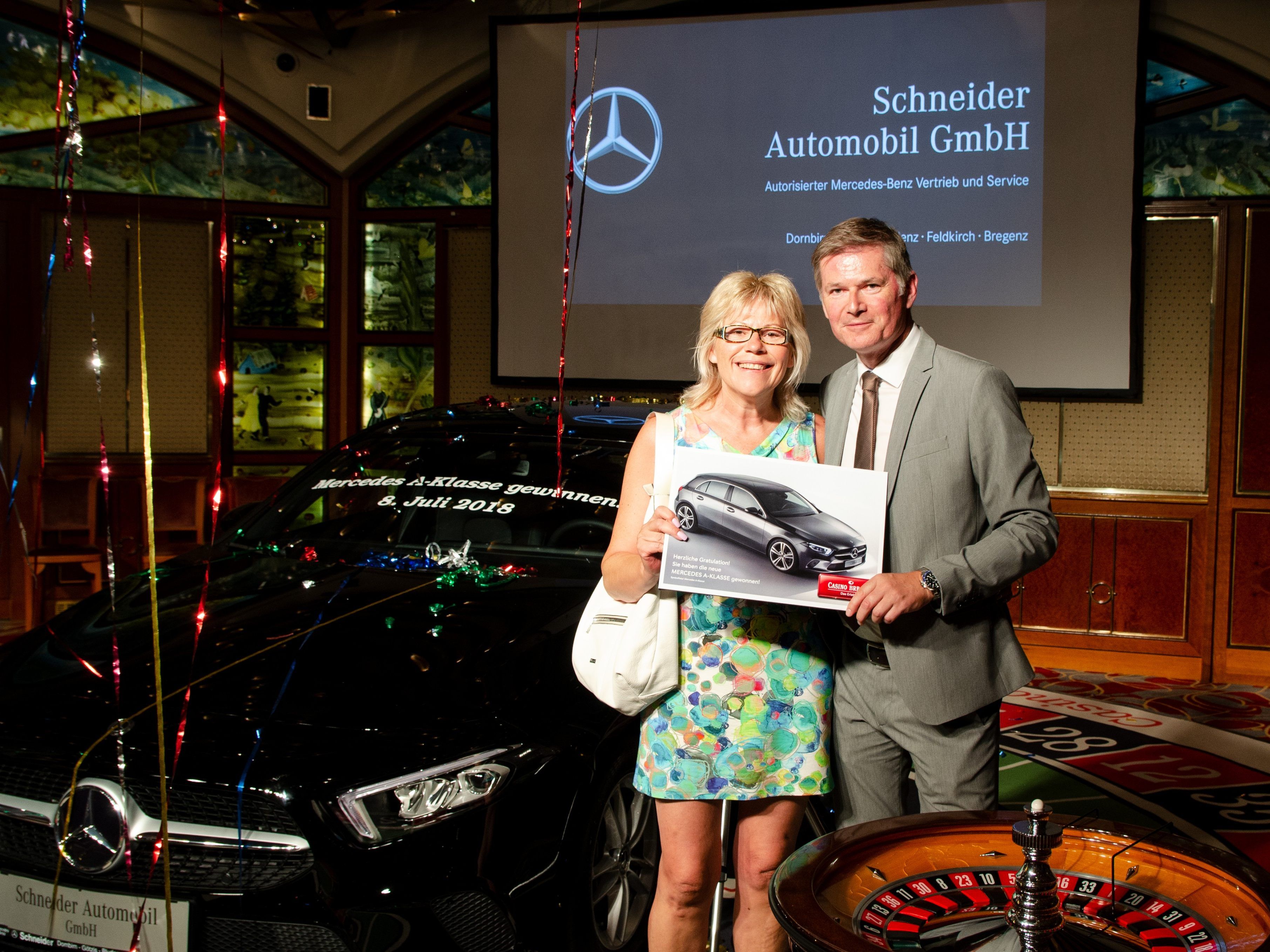 Gewinnerin Irma F. aus Götzis & Casino Bregenz Direktor Bernhard Moosbrugger. Gewinnerin Irma F. aus Götzis & Casino Bregenz Direktor Bernhard Moosbrugger.