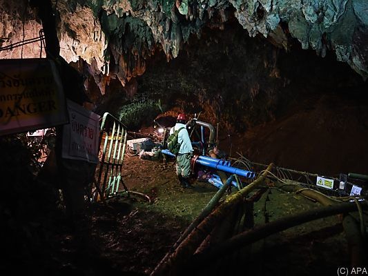 Rettungskräfte arbeiten mit Hochdruck