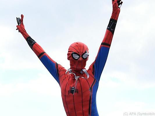 Der Spiderman bot den Beamten die gemeinsame Verbrecherjagd an