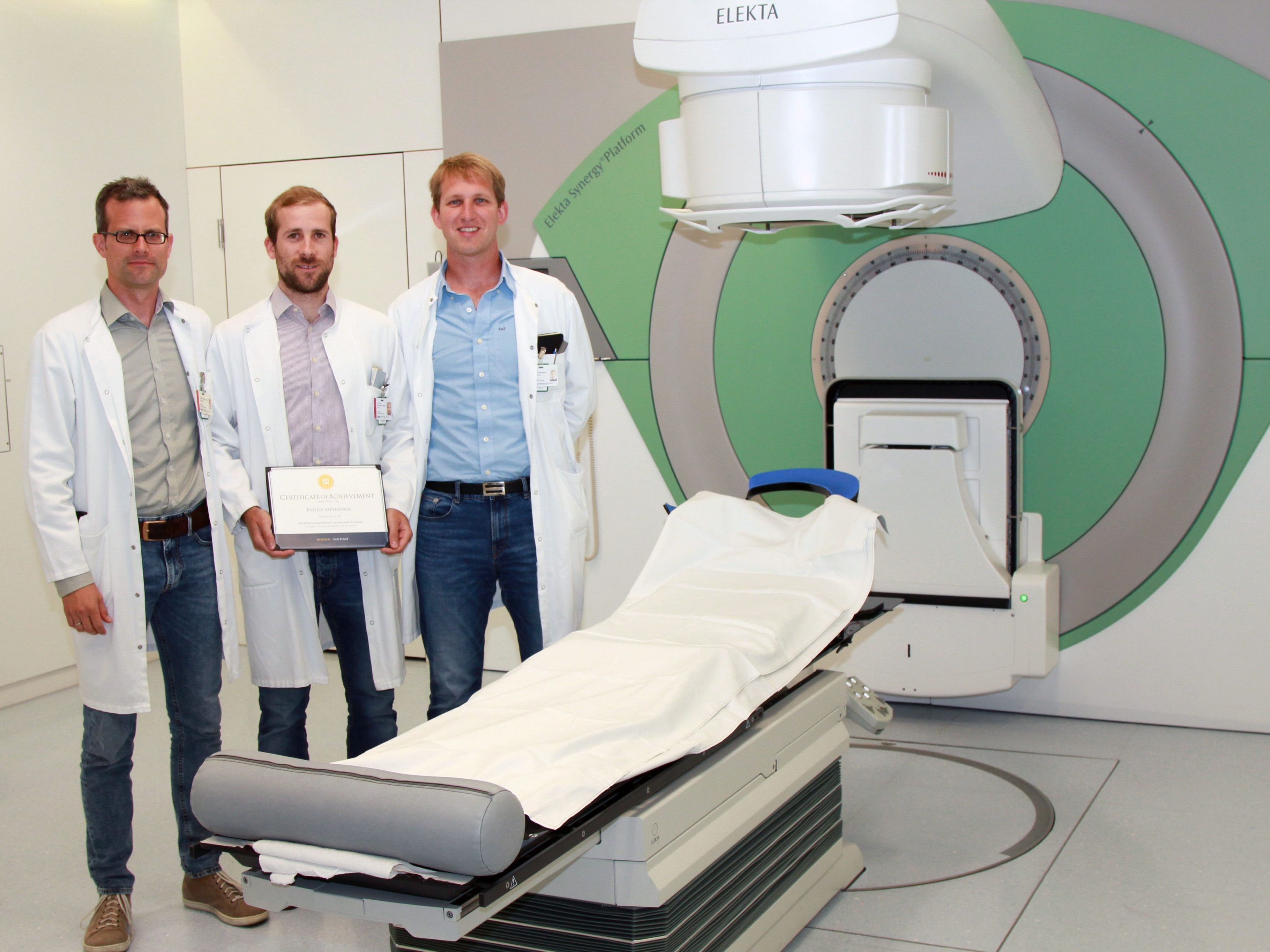 Kürzlich erhielt das Institut für Medizinische Physik am Schwerpunktkrankenhaus Feldkirch eine internationale Anerkennung ihrer präzisen Arbeit bei der Erstellung von Bestrahlungsplänen vor dem Linearbeschleuniger, mit welchem die Bestrahlung vorgenommen wird. (v.l. Institutsleiter Dipl. Ing. Thomas Künzler, PhD; Preisträger Ing. Philipp Szeverinski, MSc, und Dipl. Ing. Matthias Kowatsch, MSc)