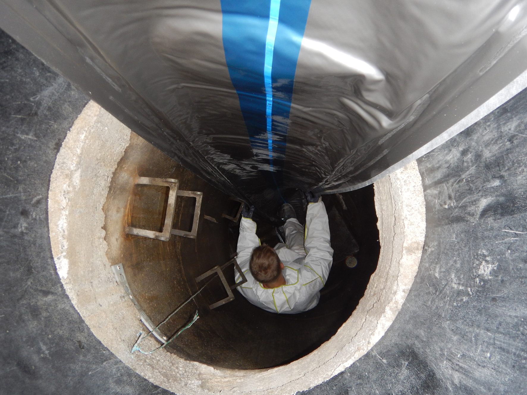 Ein mit Epoxidharz getränkter Kunststoffgewebeschlauch wird in den Kanal eingebracht, aufgeblasen und anschließend mit UV-Licht ausgehärtet. Ein mit Epoxidharz getränkter Kunststoffgewebeschlauch wird in den Kanal eingebracht, aufgeblasen und anschließend mit UV-Licht ausgehärtet.