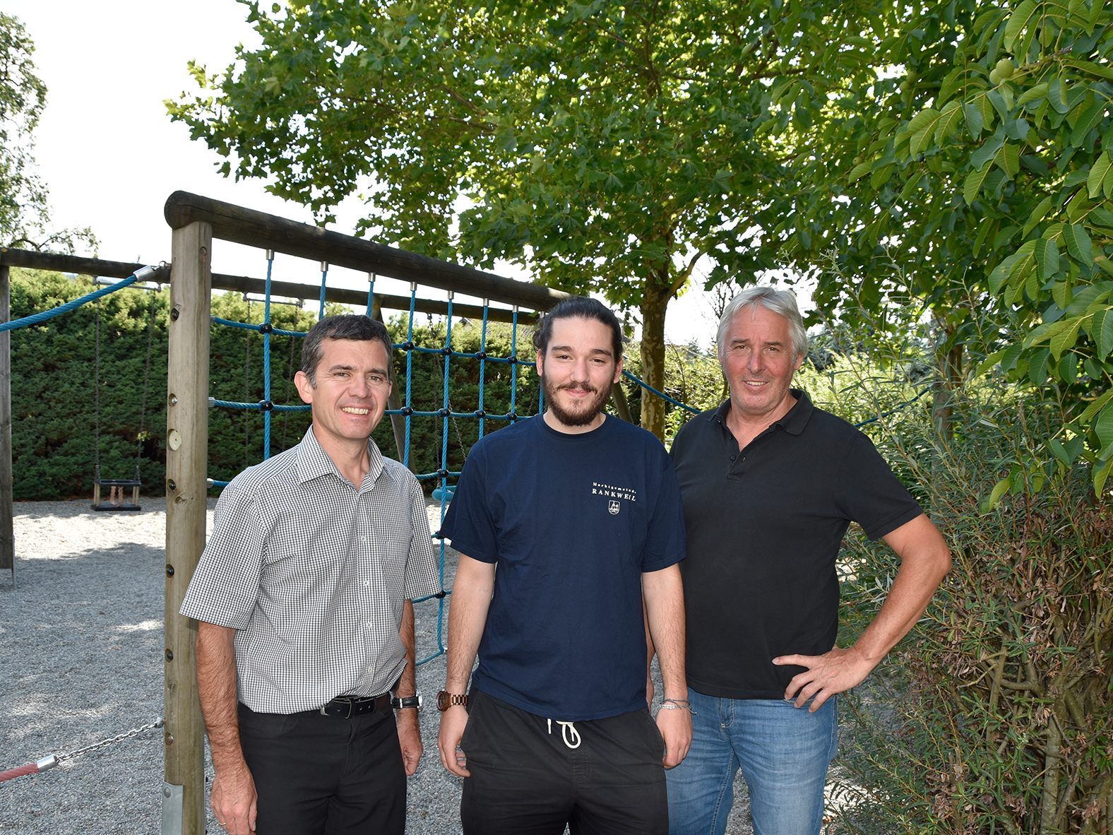 (v.l.) Bürgermeister Martin Summer, Spielplatzbetreuer Maximilian Wally und Armin Wille vom Bürgerservice Rankweil