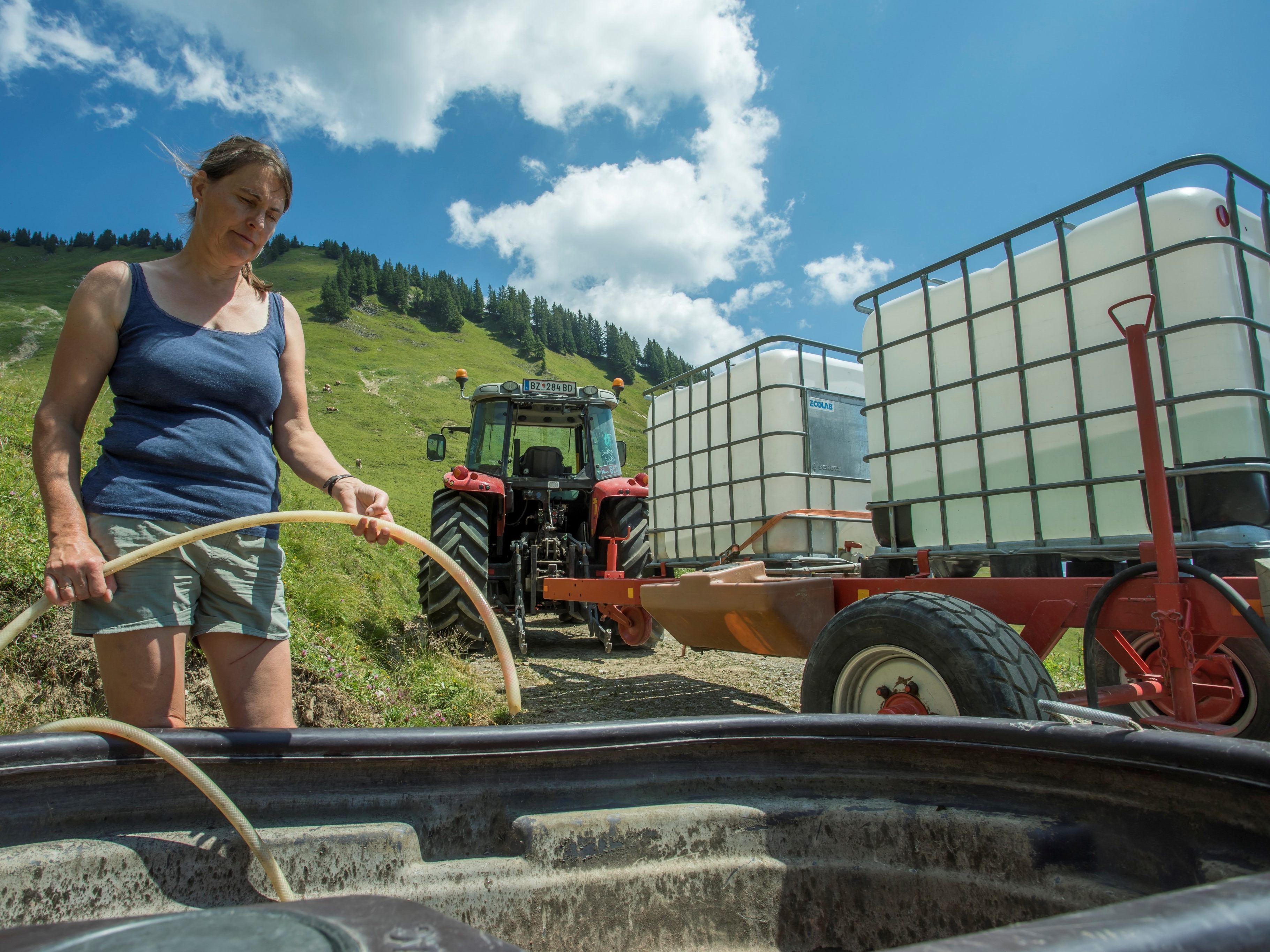 Mit Tankwagen wird Wasser auf die Alpen transportiert. Mit Tankwagen wird Wasser auf die Alpen transportiert.