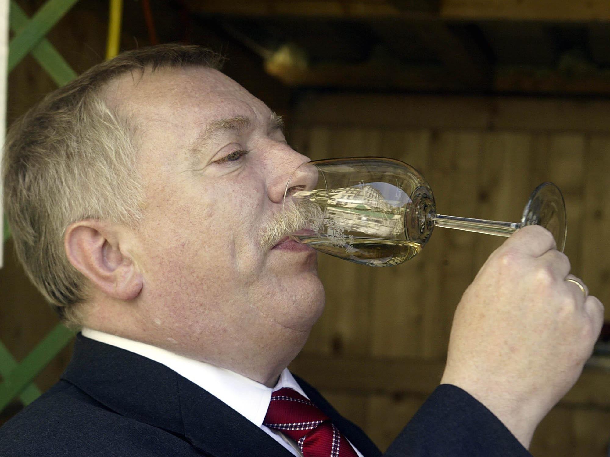 Wiens Ex-Bürgermeister Michael Häupl wirbt nun für einen Spritzer-Hersteller. Wiens Ex-Bürgermeister Michael Häupl wirbt nun für einen Spritzer-Hersteller.