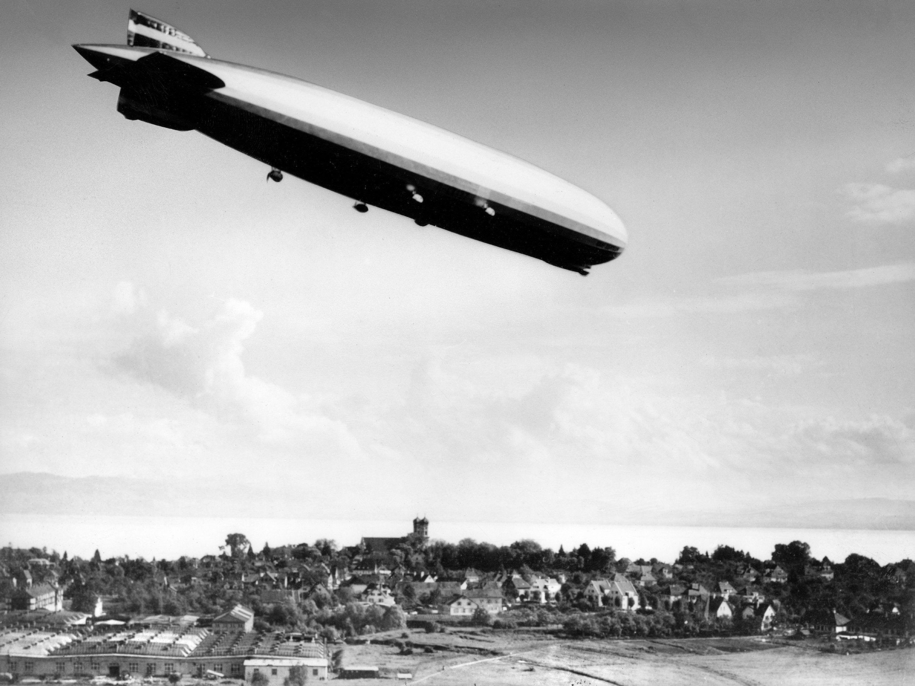 "Graf Zeppelin" fliegt über Friedrichshafen am Bodensee (undatiertes Archivfoto). "Graf Zeppelin" fliegt über Friedrichshafen am Bodensee (undatiertes Archivfoto).