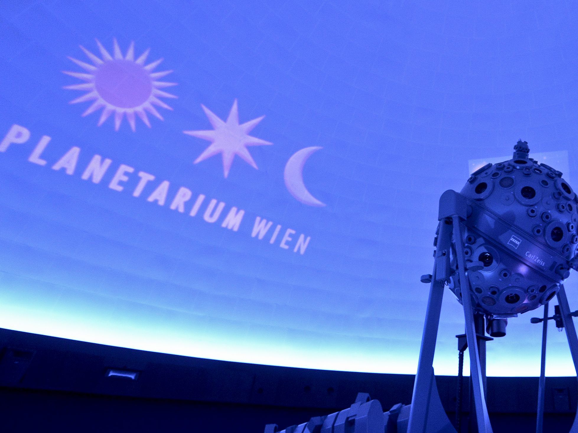 Das Planetarium Wien bietet mit der VR-Brille einen neuen Einblick in das Universum.