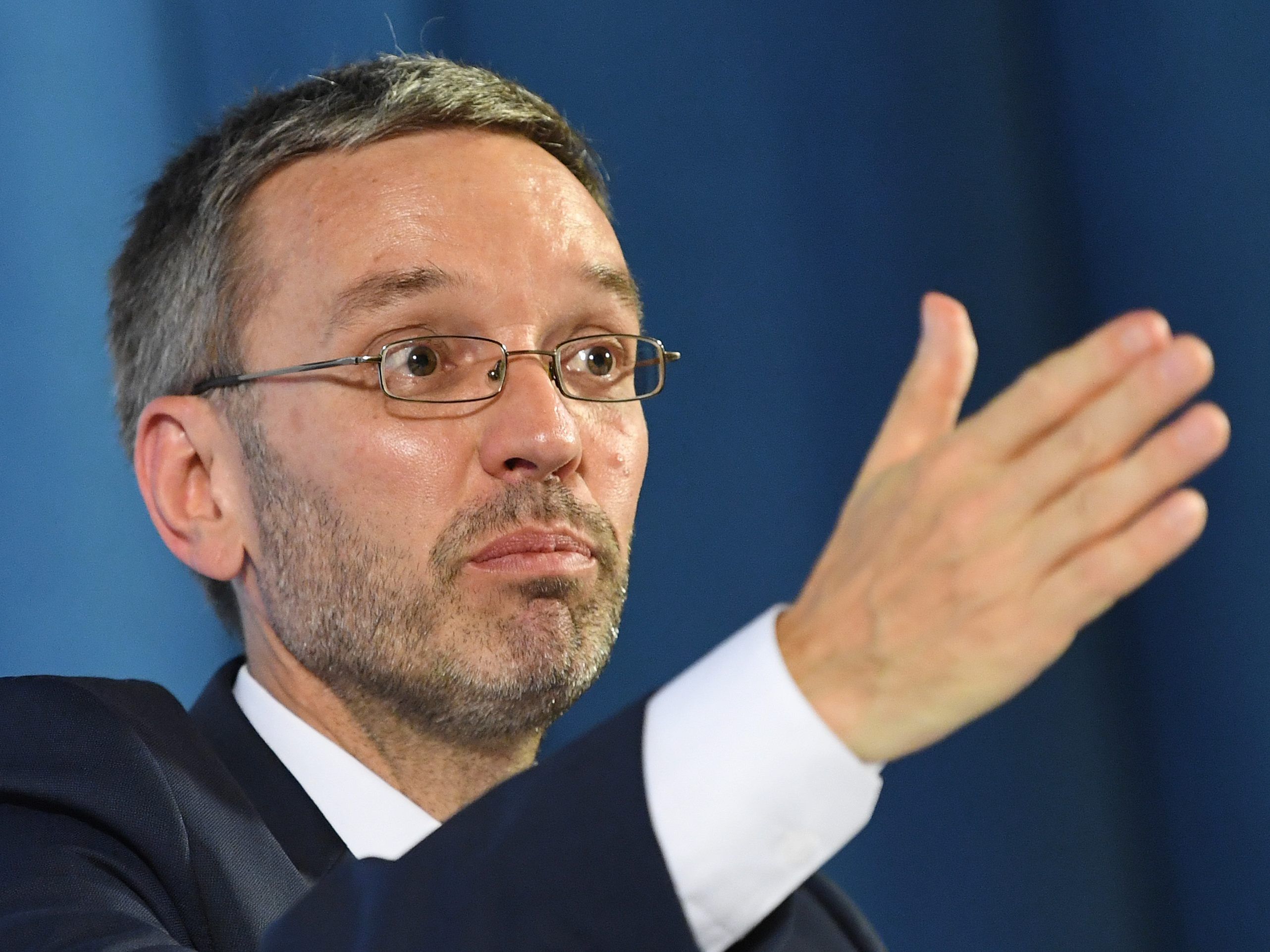 Nur wer aus einem EU-Nachbarland kommt, soll hier auch Asyl beantragen können. Nur wer aus einem EU-Nachbarland kommt, soll hier auch Asyl beantragen können.