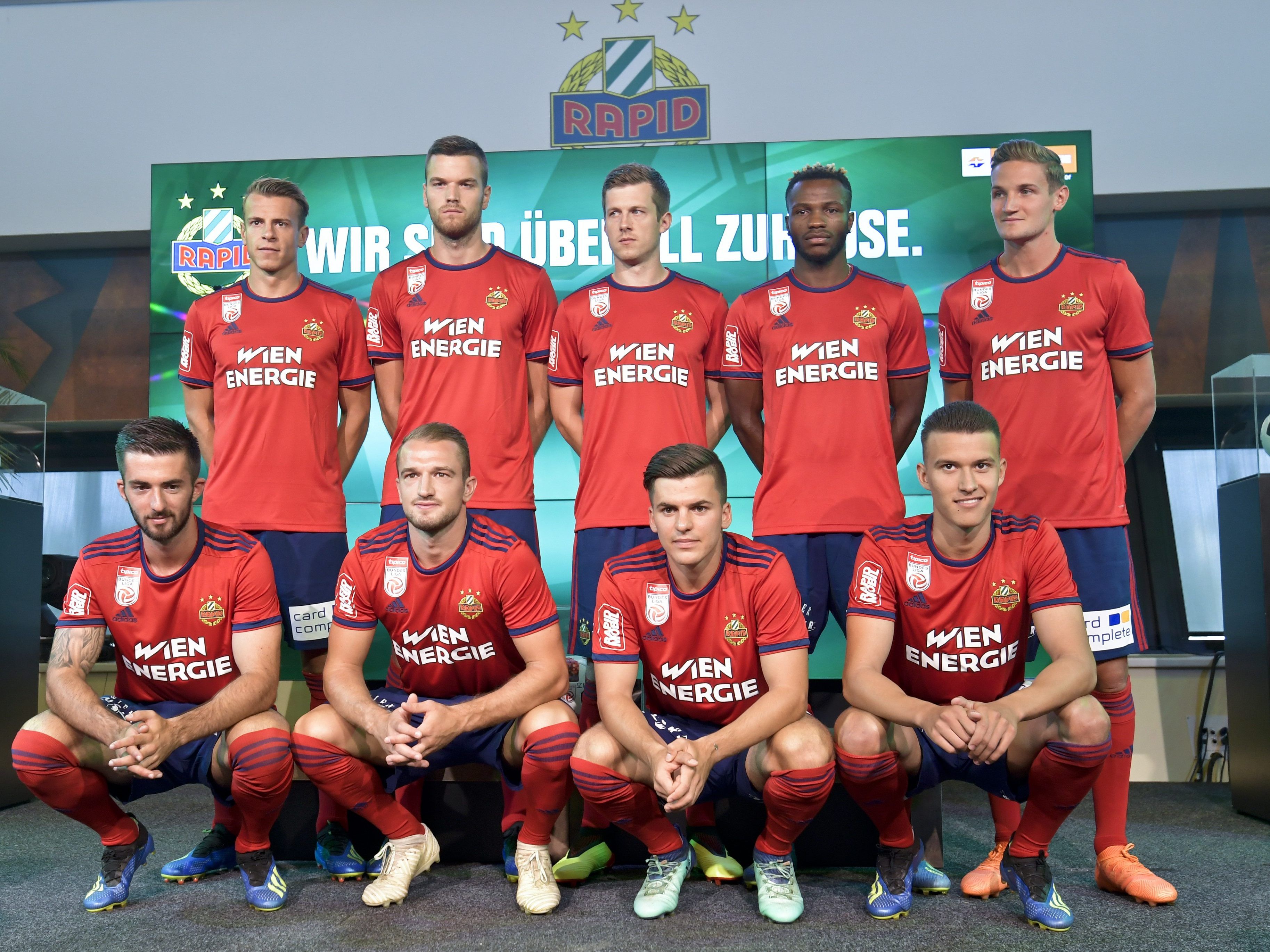 Rapid Wien glänz in rot-blau.