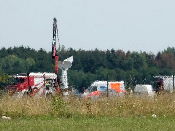 Das Flugzeug bohrte sich mit der Nase in die Erde.