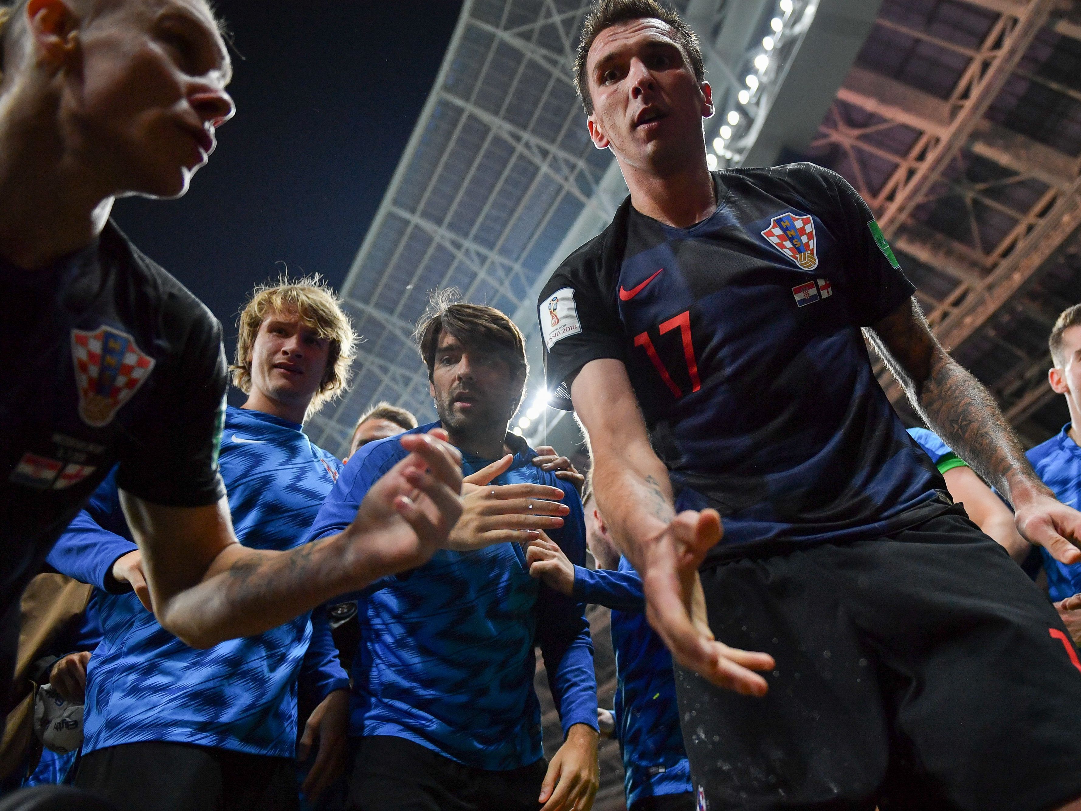 Siegtorschütze Mario Mandzukic reicht Fotograf Yuri Cortez die Hand.