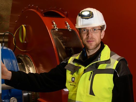 Aktuell ist Diplom-Ingenieur Alexander Kriegel voll in seinem Element, denn als Inbetriebnahmeleiter koordiniert er sämtliche Inbetriebnahmetätigkeiten. Foto: illwerke vkw Aktuell ist Diplom-Ingenieur Alexander Kriegel voll in seinem Element, denn als Inbetriebnahmeleiter koordiniert er sämtliche Inbetriebnahmetätigkeiten. Foto: illwerke vkw