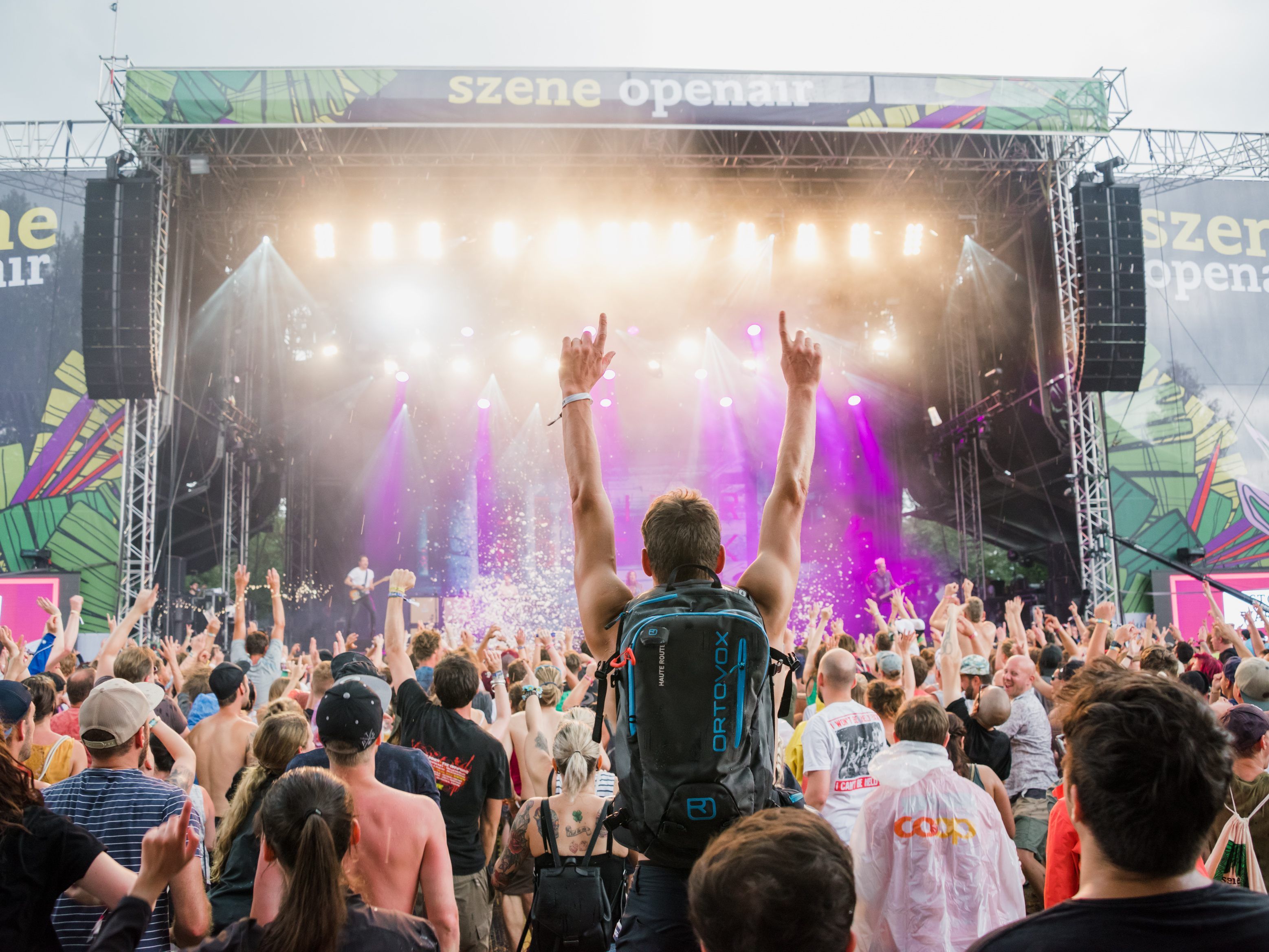 Ab sofort gibt es die Szene Openair-Bänder für Festival- und VIP-Pässe im aha. Ab sofort gibt es die Szene Openair-Bänder für Festival- und VIP-Pässe im aha.