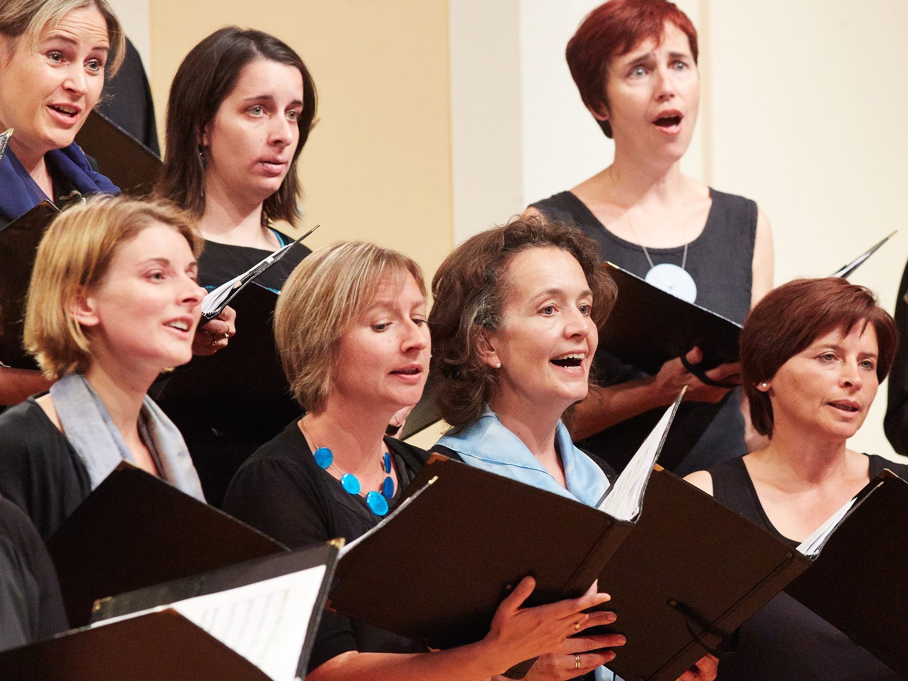 Im Rahmen der Vokalwoche sind Zuhörer zu einem Konzert am Samstag, sowie zum Gottesdienst am Sonntag geladen. Im Rahmen der Vokalwoche sind Zuhörer zu einem Konzert am Samstag, sowie zum Gottesdienst am Sonntag geladen.