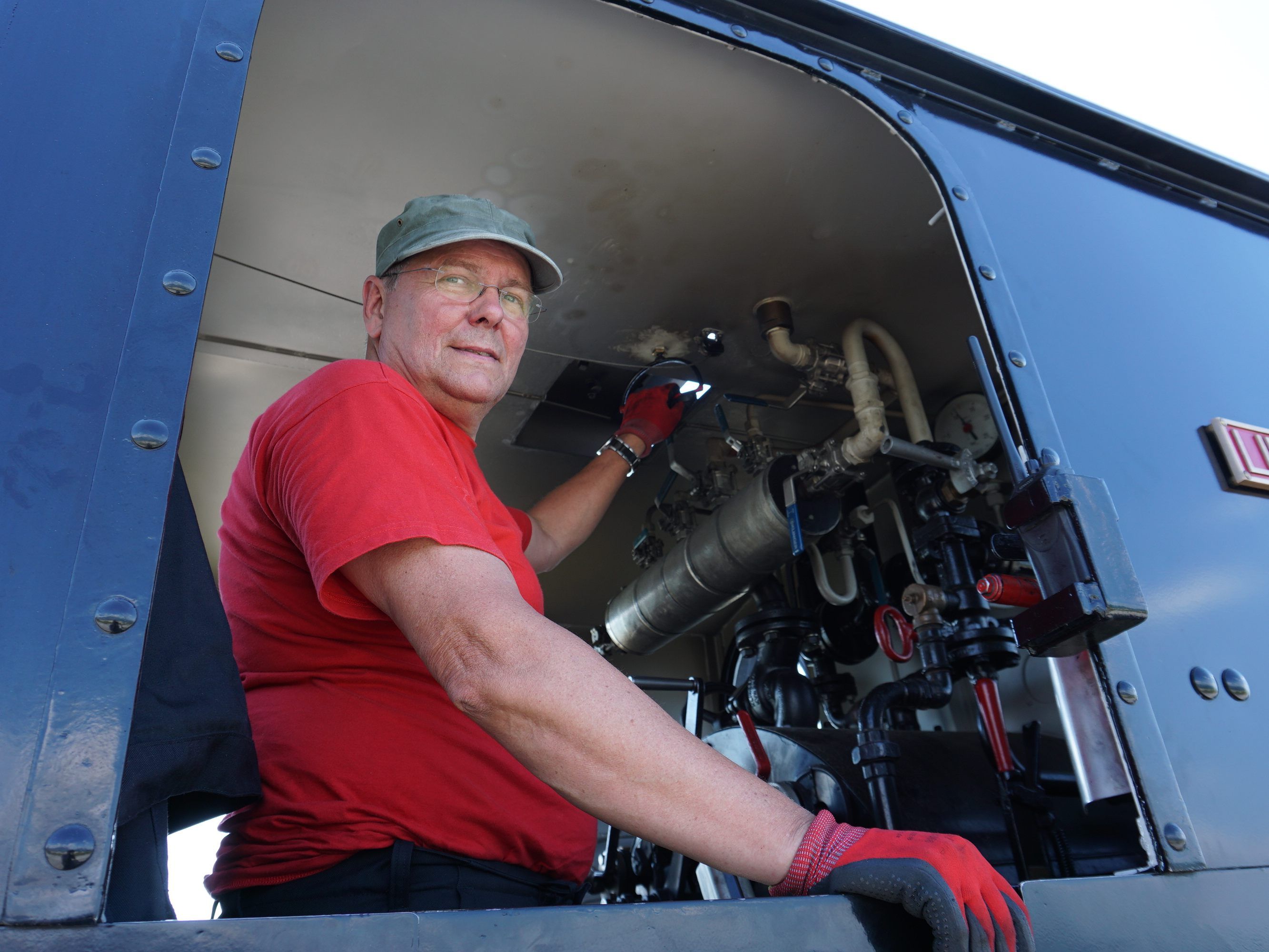 Auf geht´s: Bei 65 Grad im Lokführerstand bringt Jürgen Prius das alte Schätzchen aus dem Jahr 1920 auf Touren. Auf geht´s: Bei 65 Grad im Lokführerstand bringt Jürgen Prius das alte Schätzchen aus dem Jahr 1920 auf Touren.