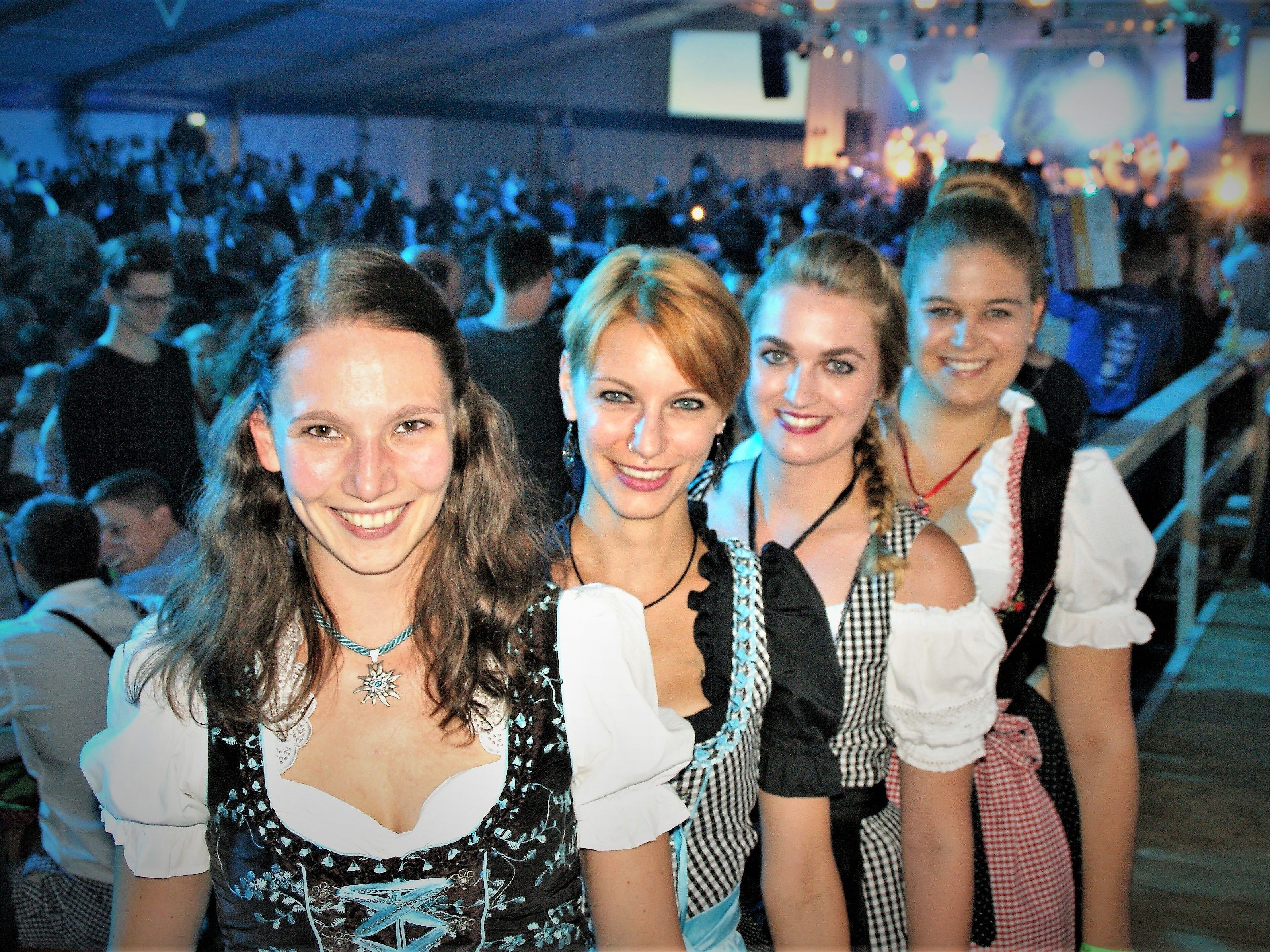 Die Festbesucher genossen gestern die Show sowie das gesellige Ambiente im Bucher Zeltdorf. Die Festbesucher genossen gestern die Show sowie das gesellige Ambiente im Bucher Zeltdorf.