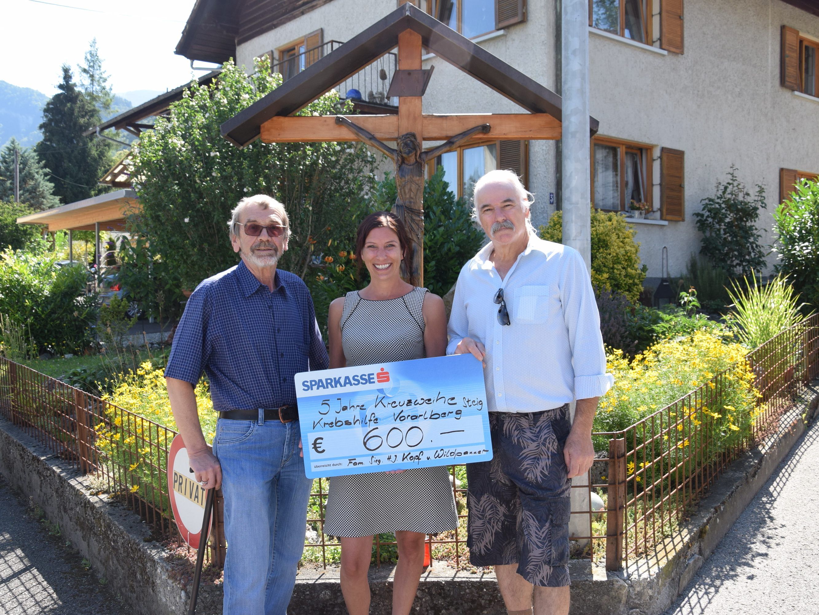 v.l.n.r. Die Organisatoren Hansjörg Kopf und Rudi Wildpanner übergeben einen Spendenscheck über 600 Euro an Mag. Lucia Wieländner