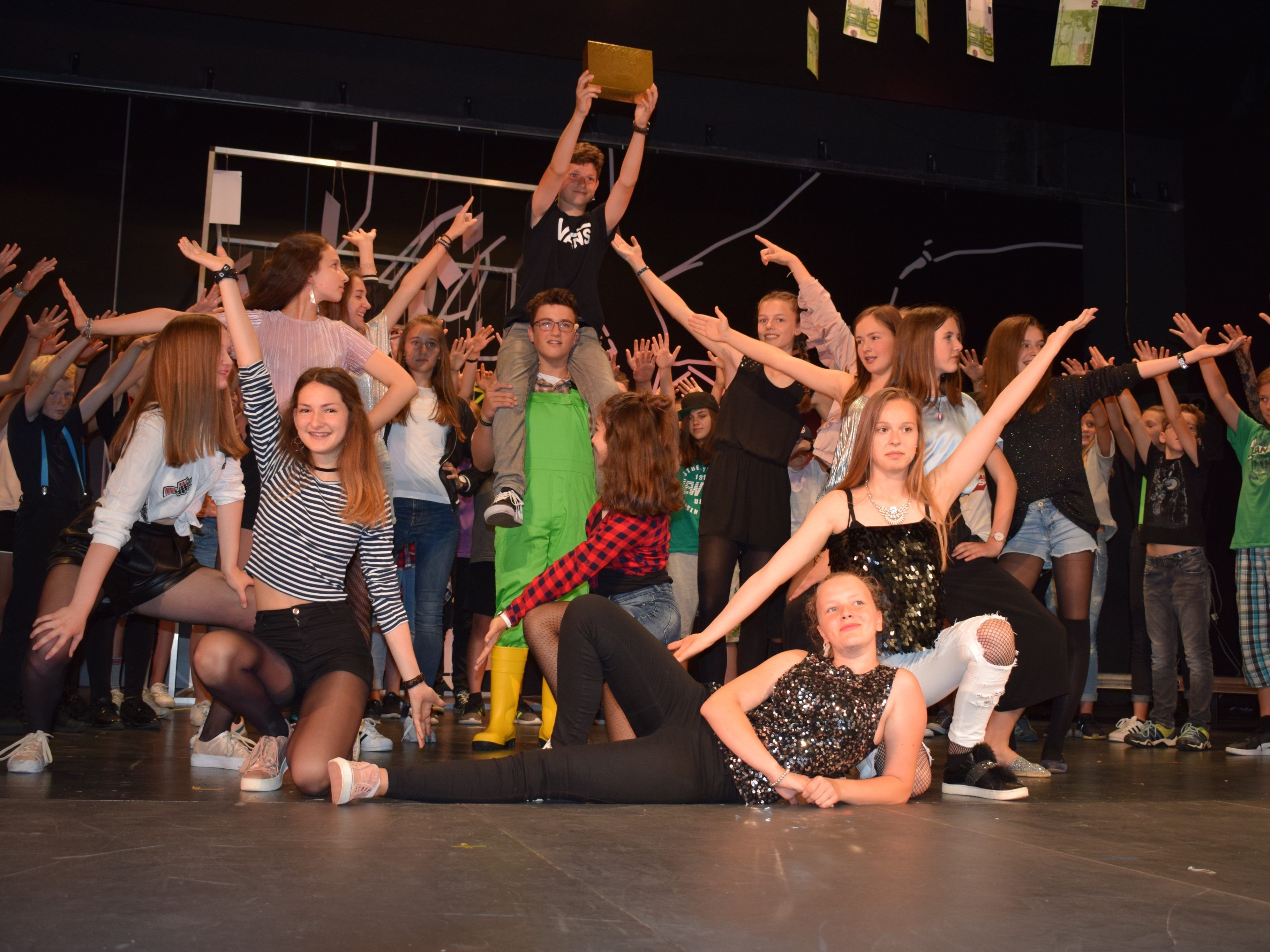 Bunte und lebendige Musical-Produktion der Musikmittelschule Lingenau. Bunte und lebendige Musical-Produktion der Musikmittelschule Lingenau.