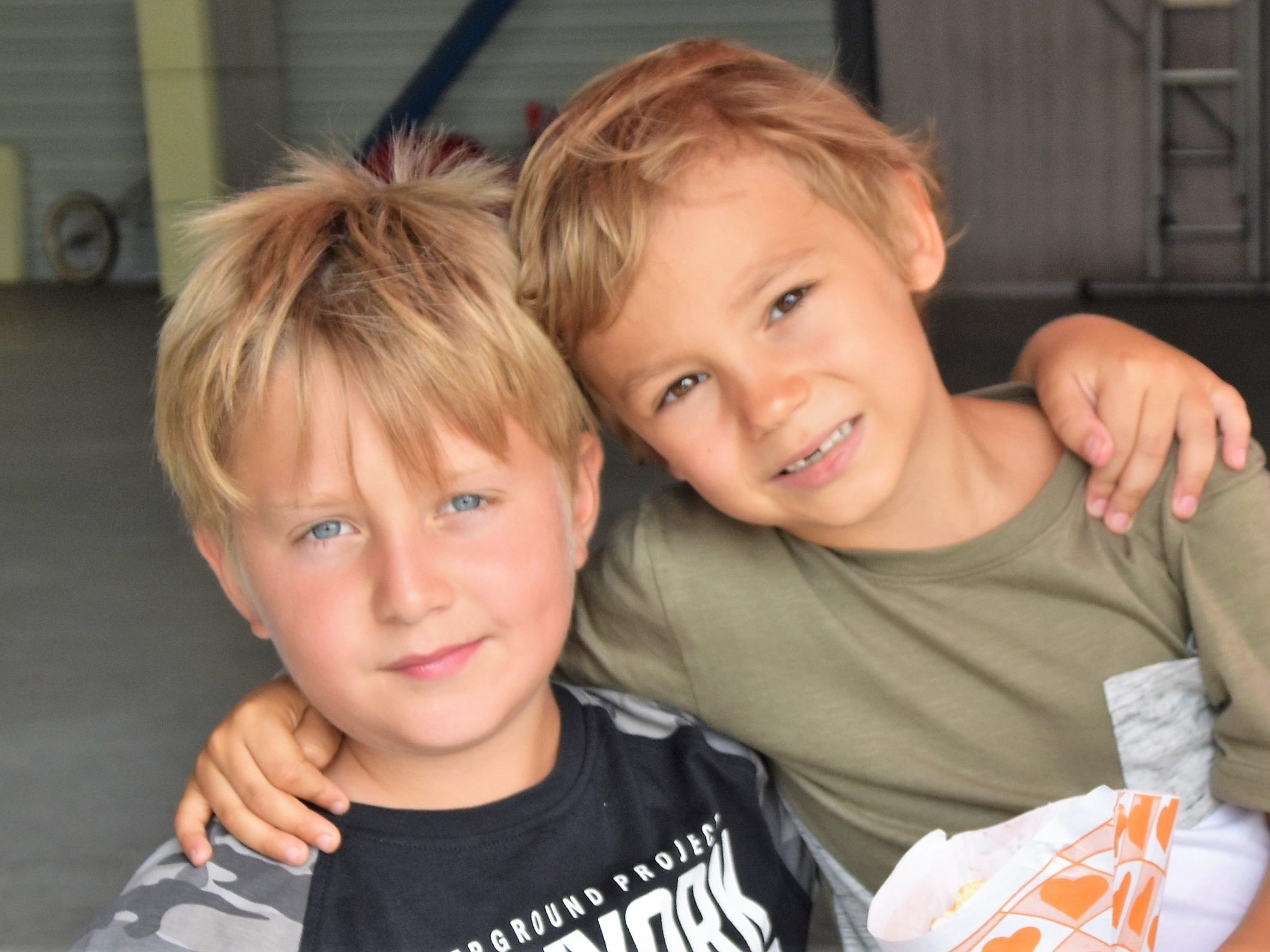 Elias Wiland und Laurin Parmetler: Kleine Helfer im Einsatz Elias Wiland und Laurin Parmetler: Kleine Helfer im Einsatz