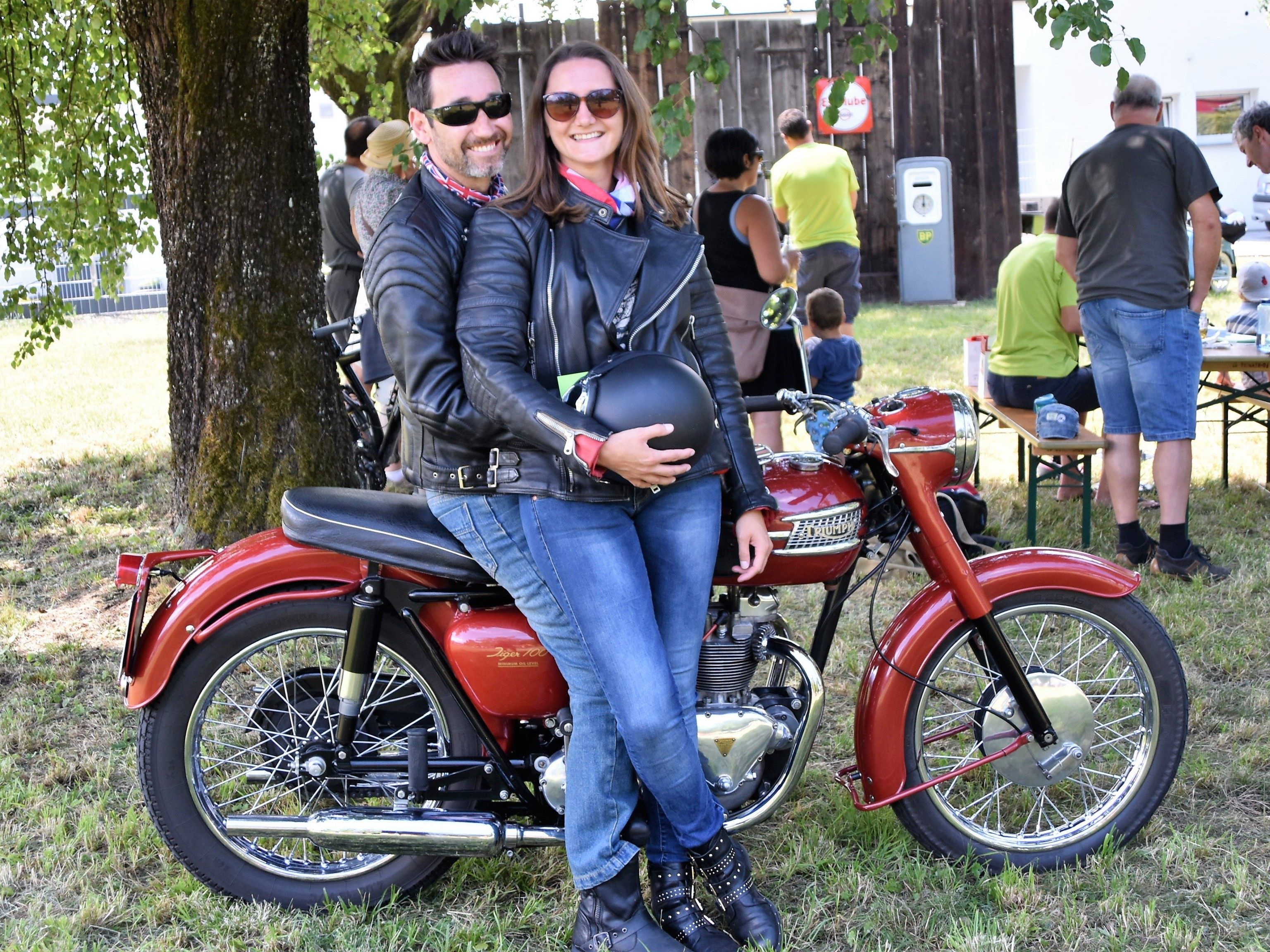 Andreas und Susanne mit ihrer Triumph Tiger 100 aus dem Jahr 1958 Andreas und Susanne mit ihrer Triumph Tiger 100 aus dem Jahr 1958
