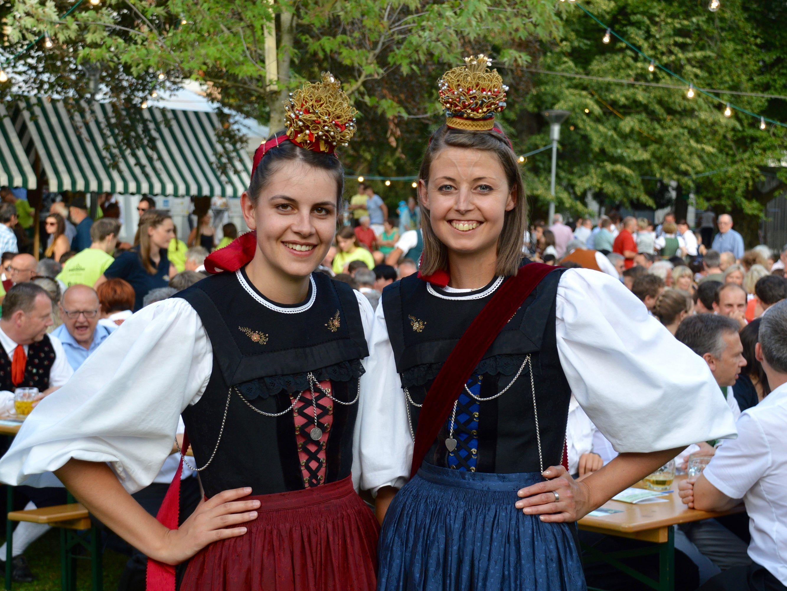 Beste Stimmung beim Jubiläumsfest im Plettenbergpark in Bludenz - Claudia und Stephanie Wechner