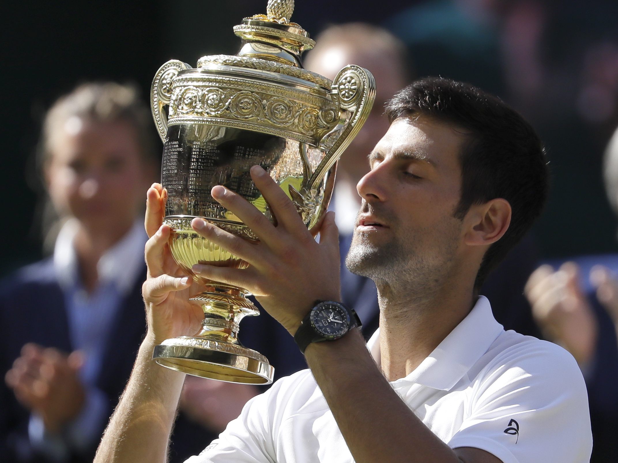 Novak Djokovic feiert seinen 4. Sieg in Wimbledon. Novak Djokovic feiert seinen 4. Sieg in Wimbledon.