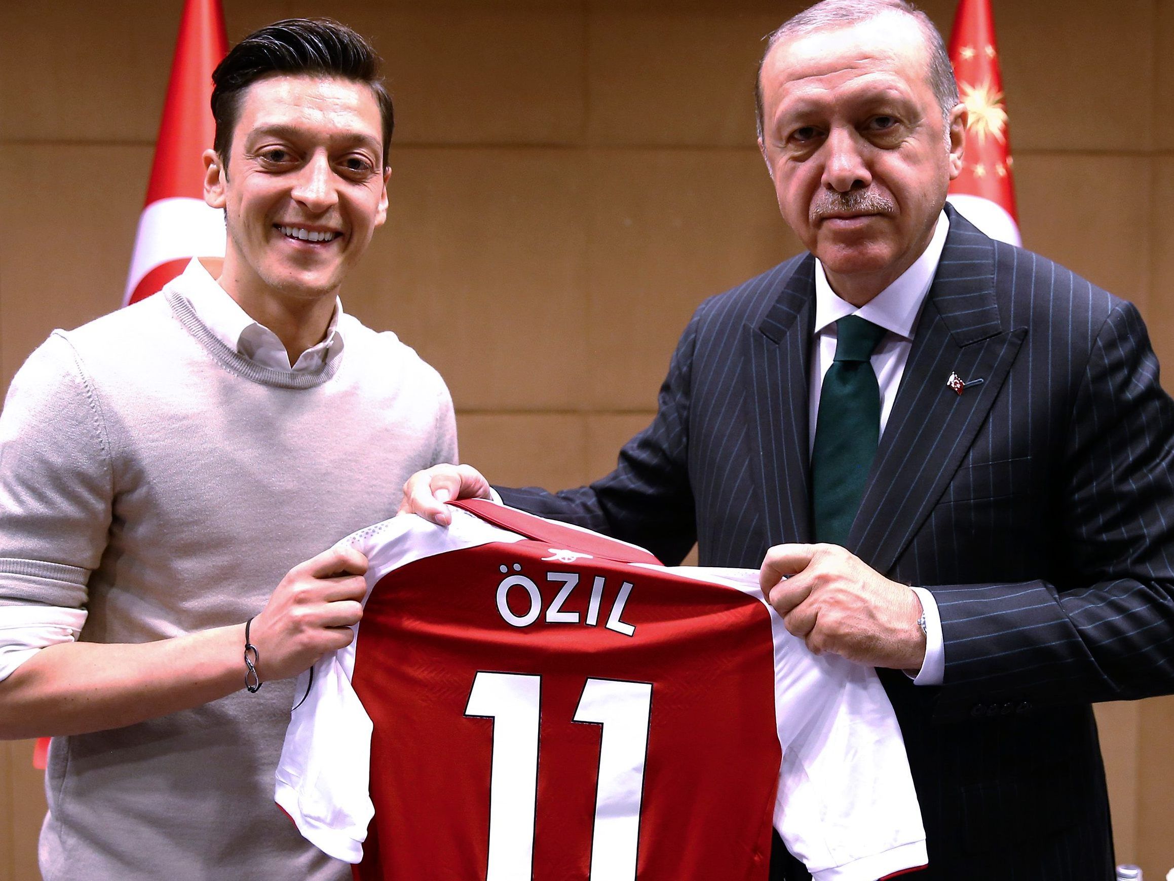 MEsut Özil posierte am 13 Mai 2018 mit dem türkischen Präsidenten Erdogan für dieses Foto.