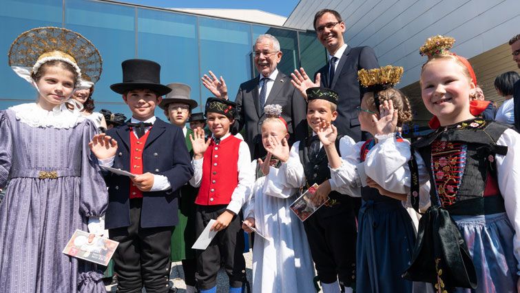 Bundespräsident und Landeshauptmann mit den Blumenkindern. Bild: Stiplovsek