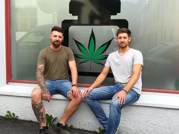 Am 2. August eröffnen Mike und Rick Mészáros in Bregenz HANFTOPIA, wo es qualitativ hochwertige Hanf- bzw. CBD-Produkte, einschlägige Literatur und Zubehör gibt.