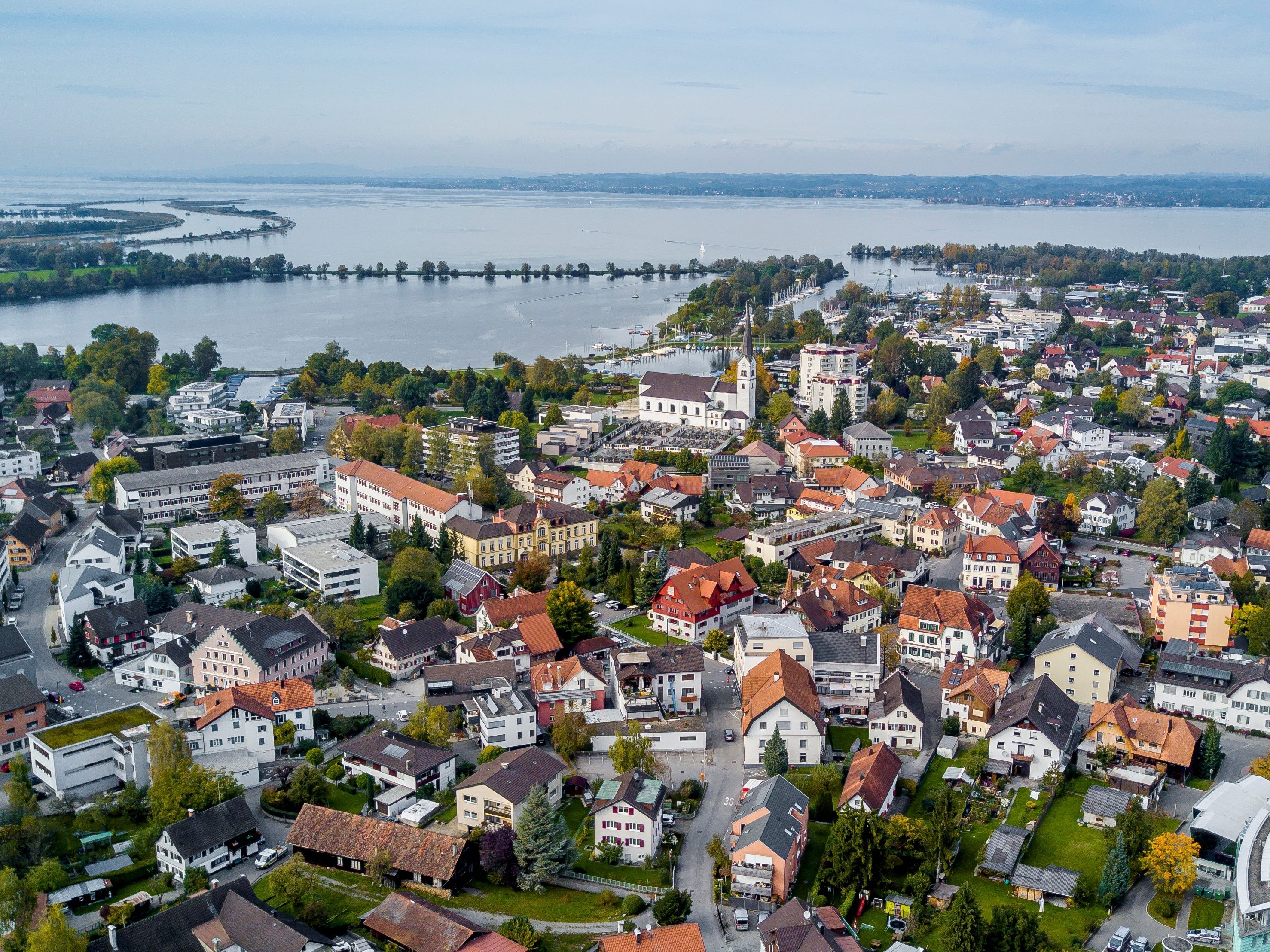 Das Hafenareal mit dem Strandbad und der Auflandungsfläche sowie dem Grünen Damm soll neu gestaltet werden. Das Hafenareal mit dem Strandbad und der Auflandungsfläche sowie dem Grünen Damm soll neu gestaltet werden.