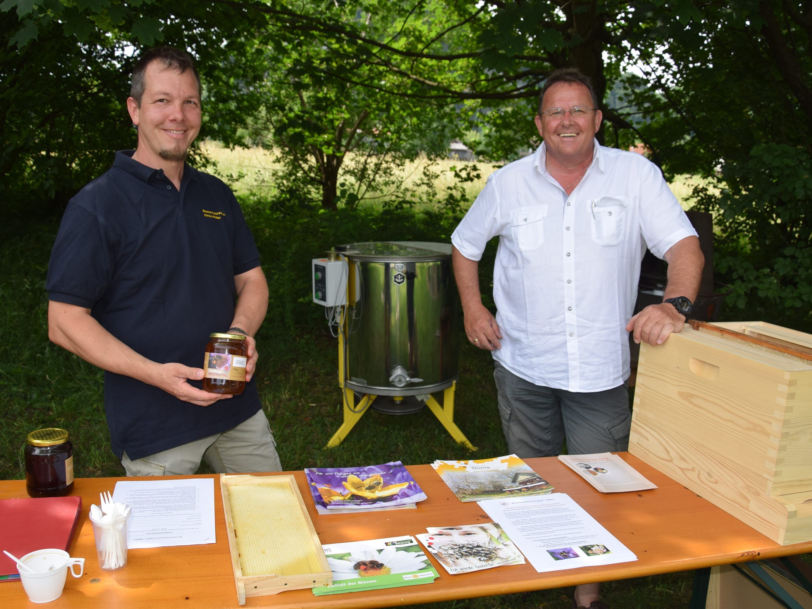 Markus Spiegel (links) war auch beim Tag des offenen Bienenstockes im Einsatz Markus Spiegel (links) war auch beim Tag des offenen Bienenstockes im Einsatz