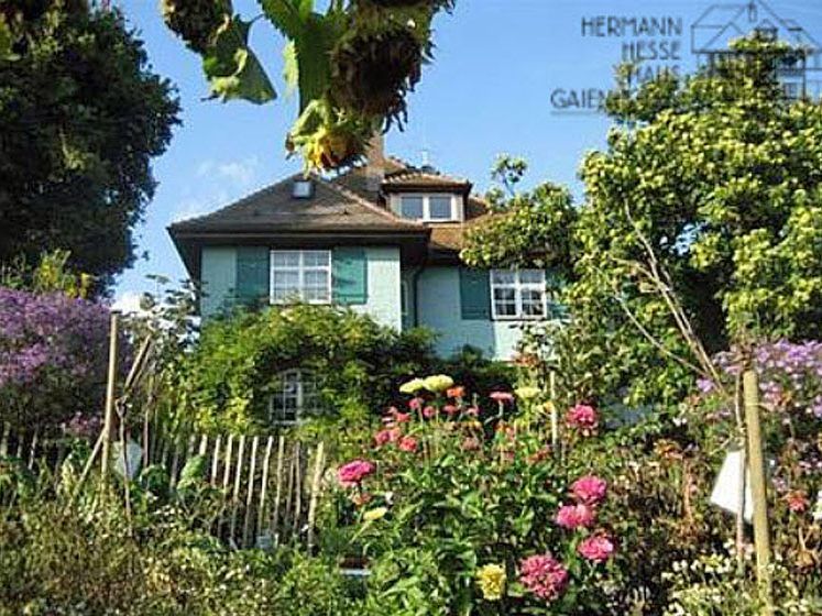 Malerisch liegt das Haus inmitten eines herrlichen Gartens Malerisch liegt das Haus inmitten eines herrlichen Gartens