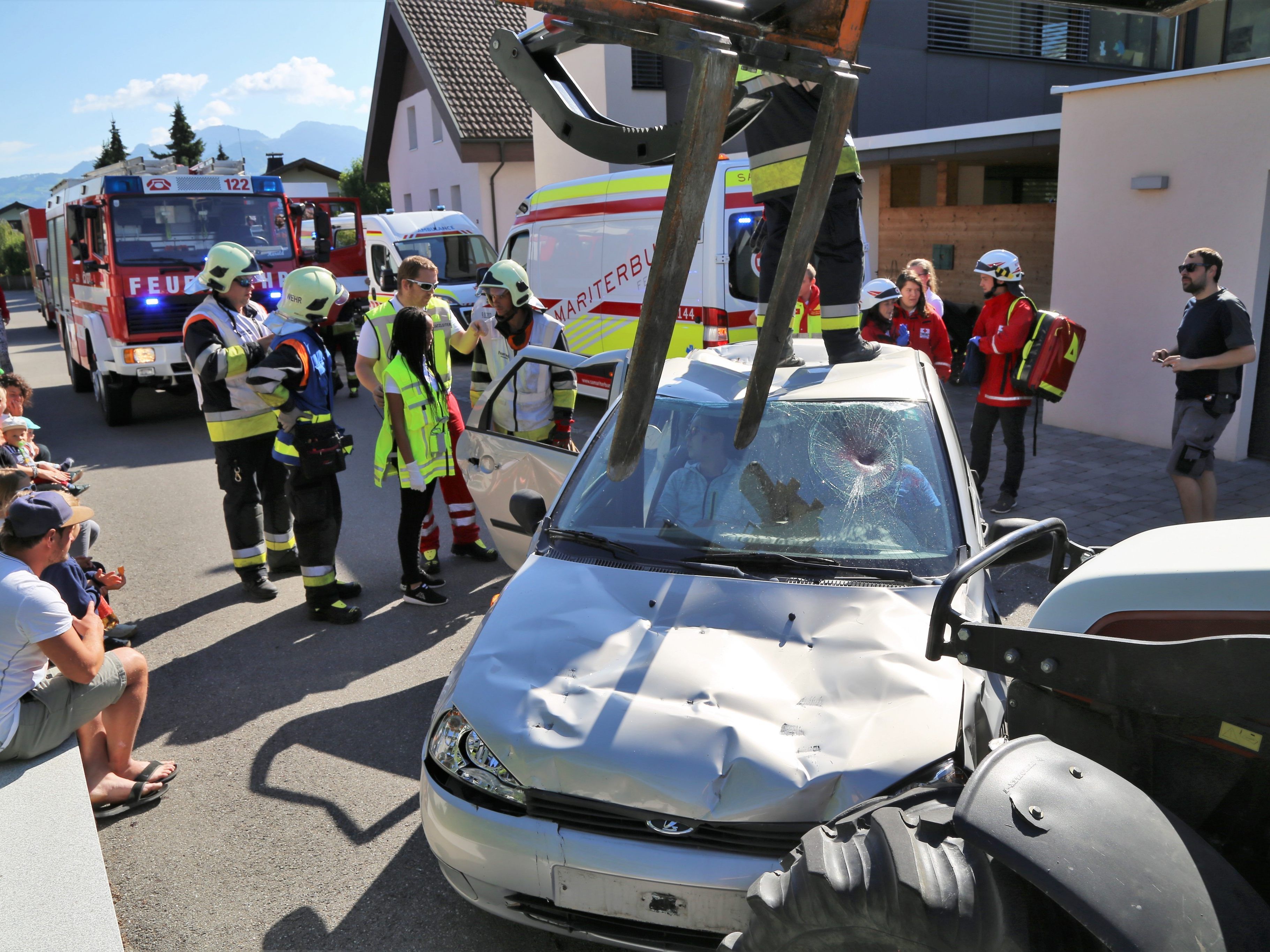 An acht Standorten wurden von der Feuerwehr Altenstadt unterschiedliche Übungen inszeniert. Im Bild ein Traktorunfall mit mehreren Verletzten.