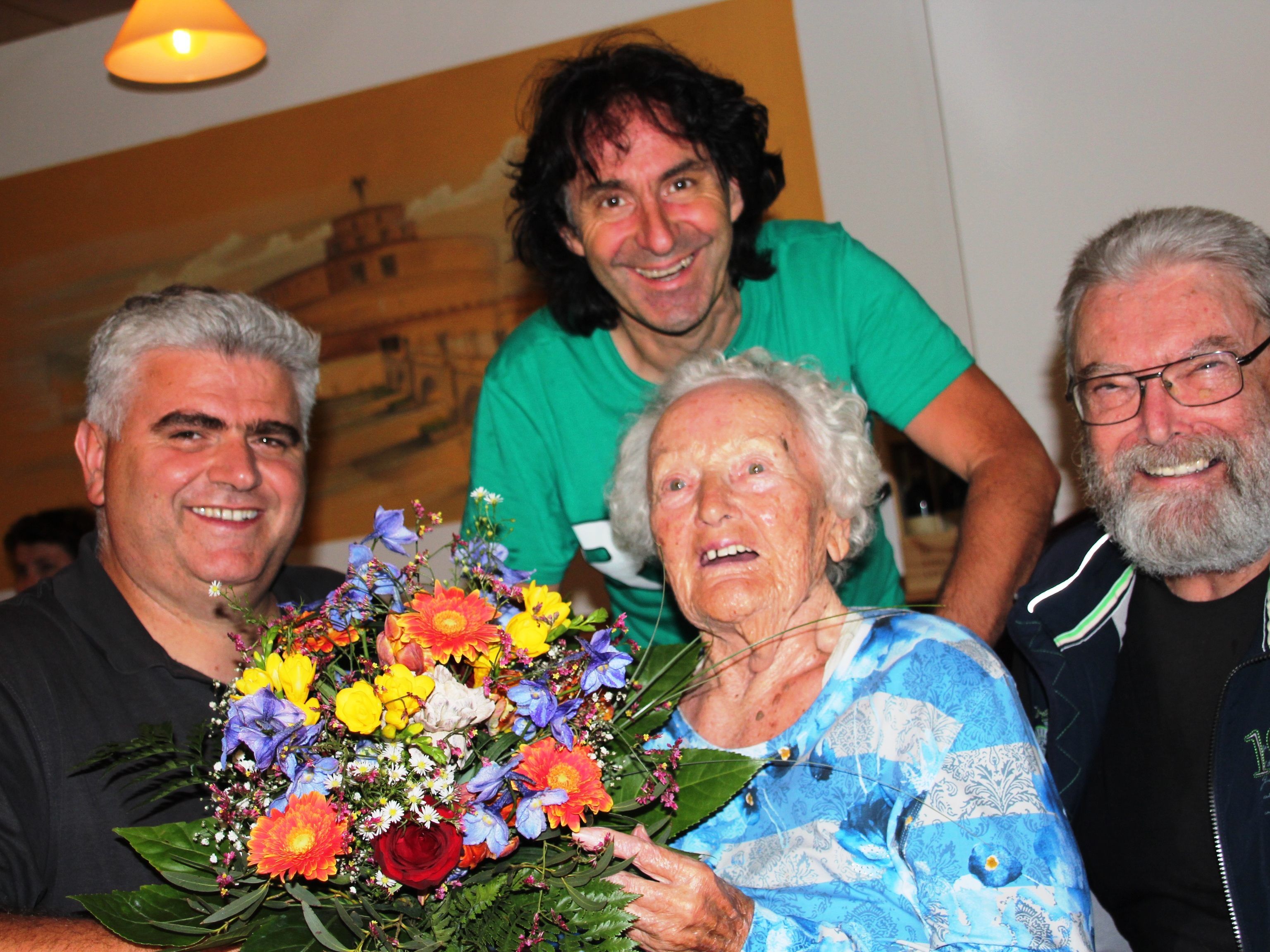 Mit einem Blumenstrauß überrreichte Antonio (li) den 1000sten Essensgutschein mit Joe Fritsche und Dieter Reimers (re) von Stunde des Herzens an Frau Frederike Erhart Mit einem Blumenstrauß überrreichte Antonio (li) den 1000sten Essensgutschein mit Joe Fritsche und Dieter Reimers (re) von Stunde des Herzens an Frau Frederike Erhart