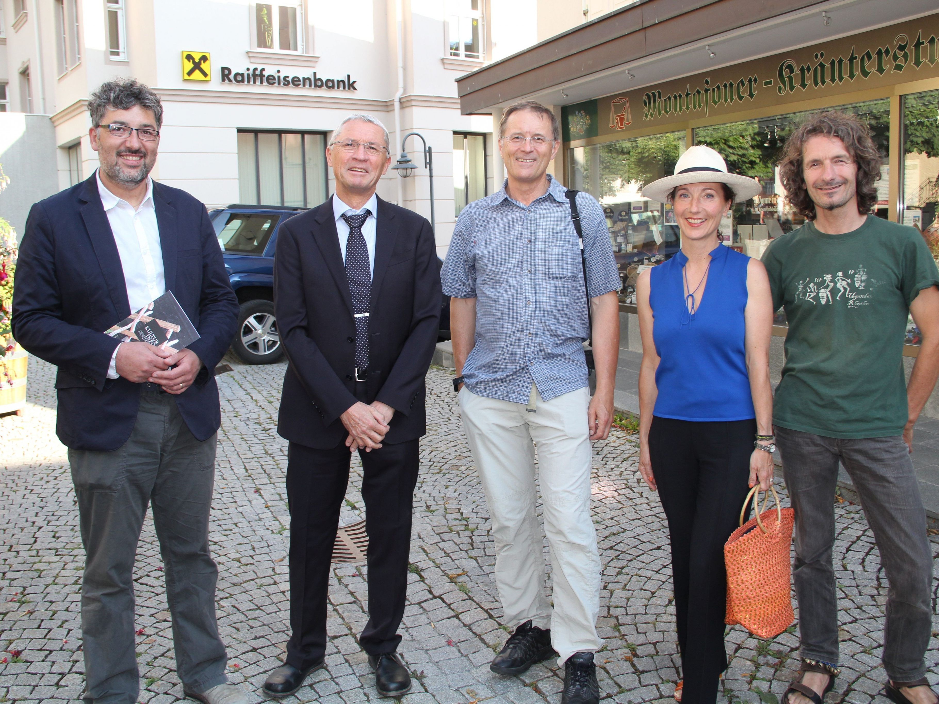 Alle teilnehmenden Kulturinitiativen waren zur Eröffnung erschienen und genossen den lauen Sommerabend. Alle teilnehmenden Kulturinitiativen waren zur Eröffnung erschienen und genossen den lauen Sommerabend.