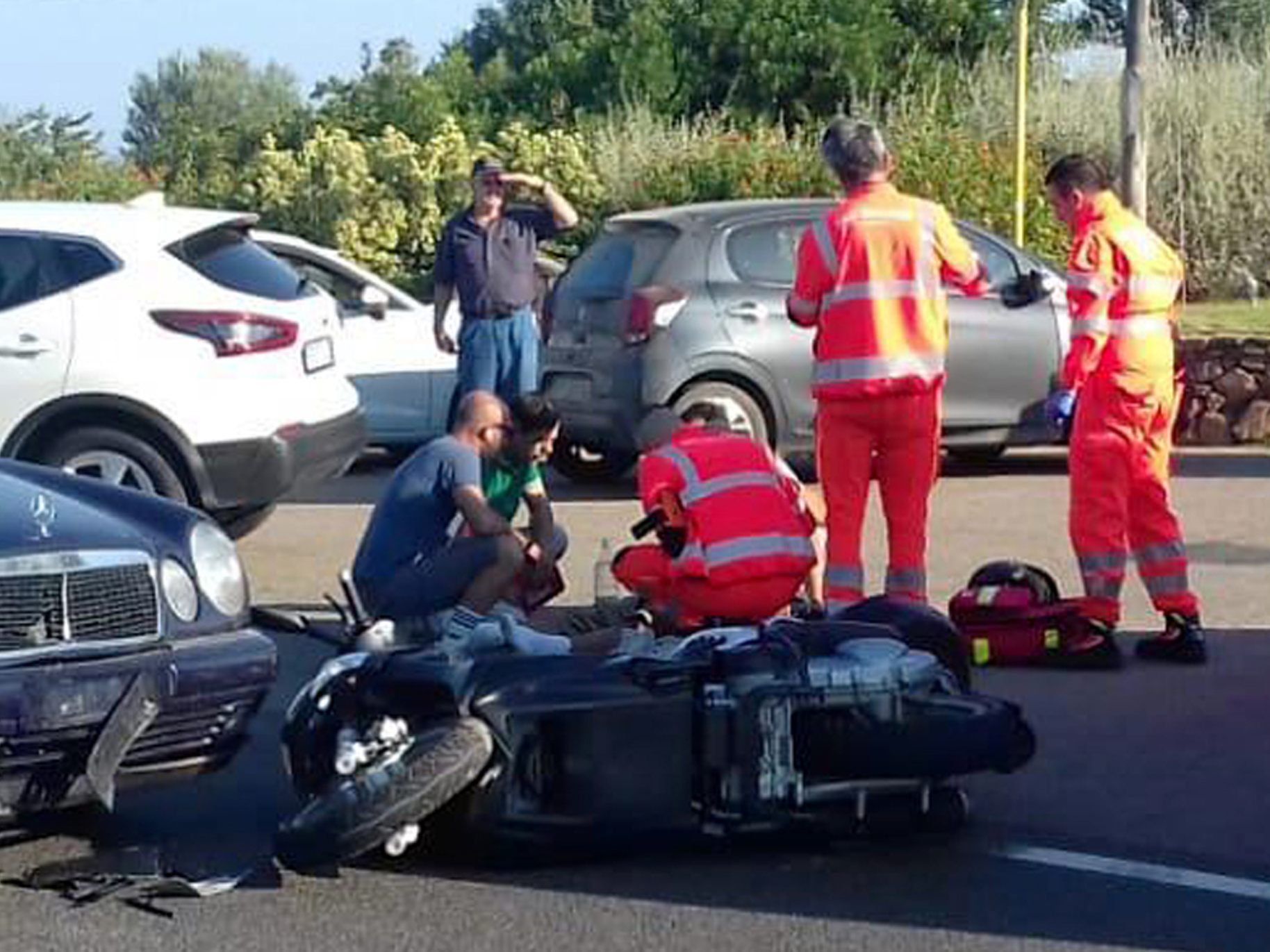 George Clooney prallte mit seinem Motorroller gegen ein Auto.