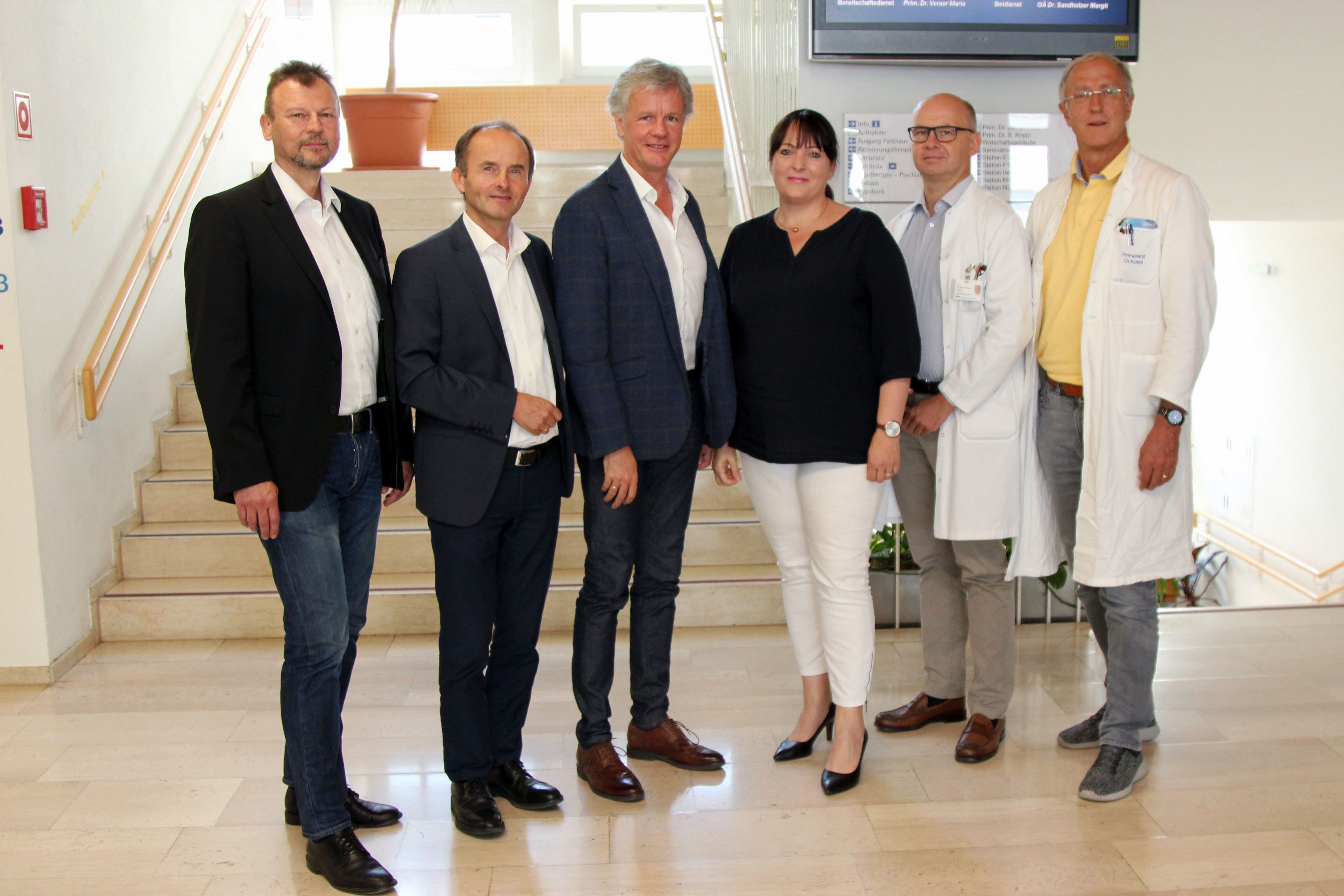 Bei ihrer ersten Krankenhausleitungssitzung wurde die neue Pflegedirektorin Elke Kovatsch seitens der Geschäftsführung der Vlbg. Krankenhaus-Betriebsgesellschaft, Dir. Dr. Gerald Fleisch und Dir. Prim. Dr. Peter Fraunberger, sowie von Chefarzt Prim. Dr. Jan Di Pauli, stv. Chefarzt Prim. Dr. Stefan Koppi und Verwaltungsdirektor Dr. Franz Freilinger herzlich im neuen Amt willkommen geheißen. Bei ihrer ersten Krankenhausleitungssitzung wurde die neue Pflegedirektorin Elke Kovatsch seitens der Geschäftsführung der Vlbg. Krankenhaus-Betriebsgesellschaft, Dir. Dr. Gerald Fleisch und Dir. Prim. Dr. Peter Fraunberger, sowie von Chefarzt Prim. Dr. Jan Di Pauli, stv. Chefarzt Prim. Dr. Stefan Koppi und Verwaltungsdirektor Dr. Franz Freilinger herzlich im neuen Amt willkommen geheißen.