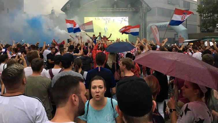 Großartige Stimmung bei den kroatischen Fans nach dem WM-Finale. Bild: VOL.AT/Matthias Rauch