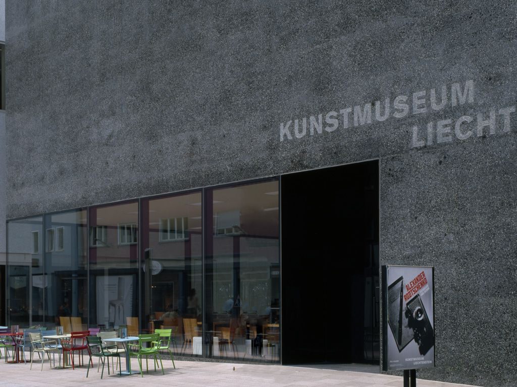 Der Kubus mit zart reflektierender Fassade setzt nach außen einen kraftvollen Akzent