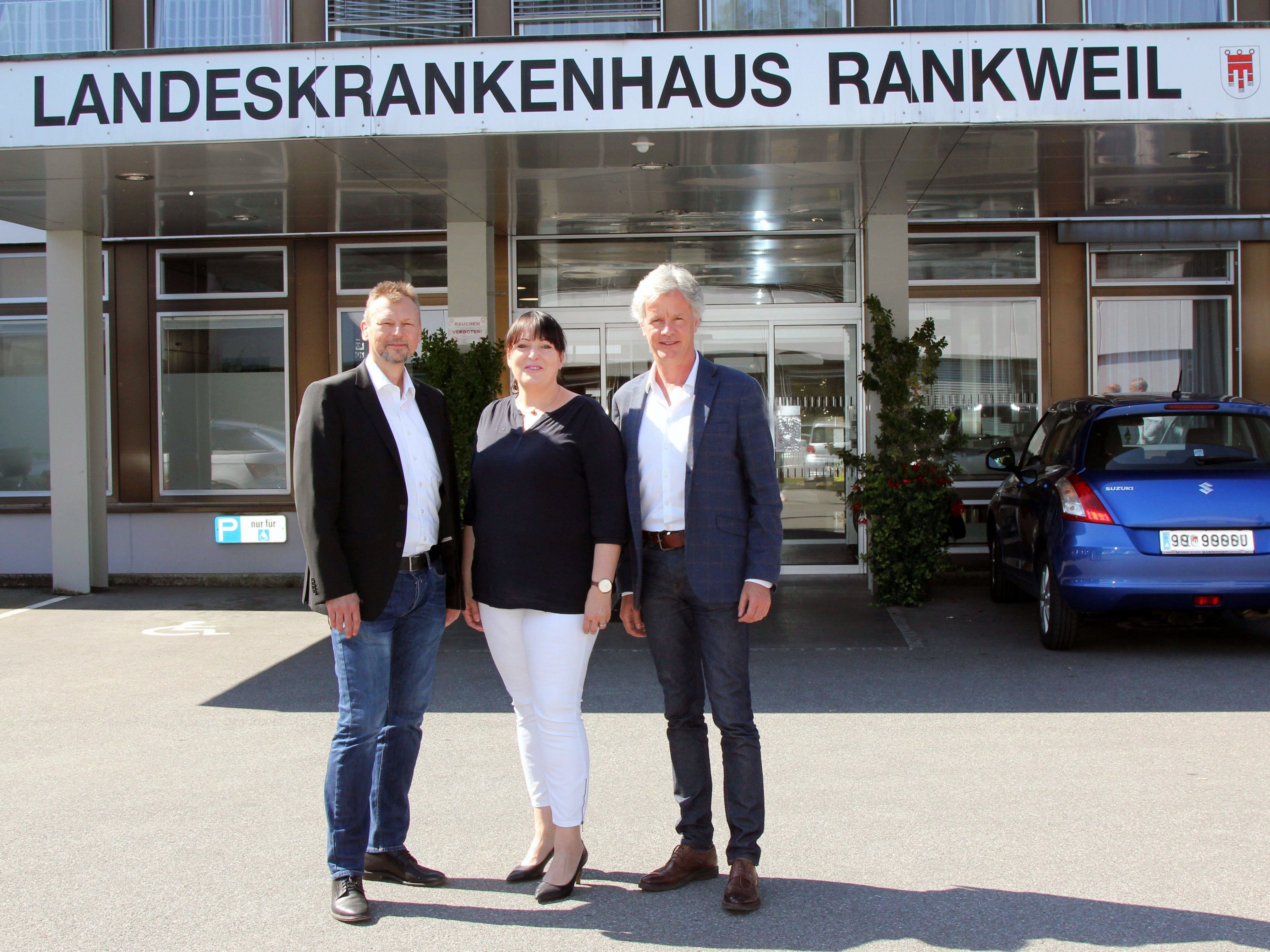 Die Geschäftsführung der Vlbg. Krankenhaus-Betriebsgesellschaft, Dir. Dr. Gerald Fleisch und Dir. Prim. Dr. Peter Fraunberger, wünschen Pflegedirektorin Elke Kovatsch alles Gute für die neue Tätigkeit. Die Geschäftsführung der Vlbg. Krankenhaus-Betriebsgesellschaft, Dir. Dr. Gerald Fleisch und Dir. Prim. Dr. Peter Fraunberger, wünschen Pflegedirektorin Elke Kovatsch alles Gute für die neue Tätigkeit.