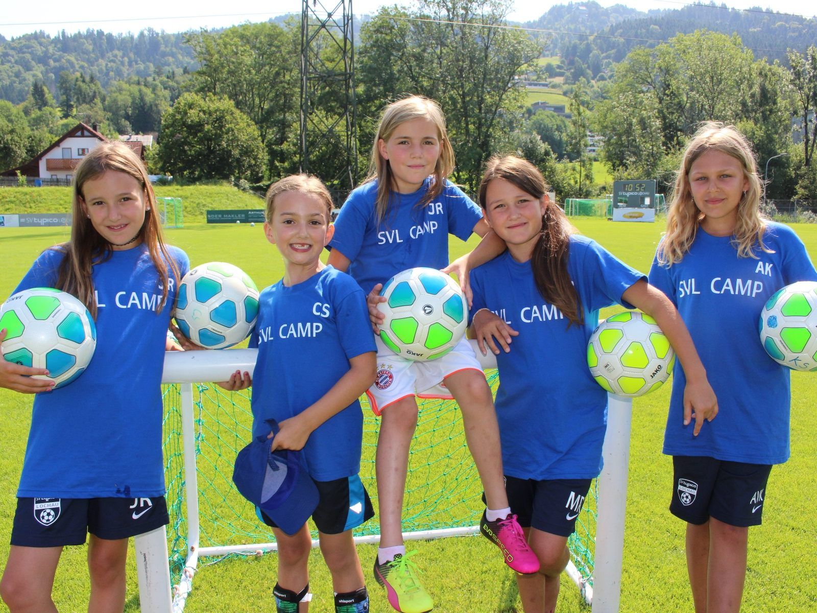 Auch Mädchen von fünf bis 14 Jahren sind zum Fußball-Nachwuchs-Camp des SV typico Lochau im Stadion Hoferfeld herzlich eingeladen. Auch Mädchen von fünf bis 14 Jahren sind zum Fußball-Nachwuchs-Camp des SV typico Lochau im Stadion Hoferfeld herzlich eingeladen.