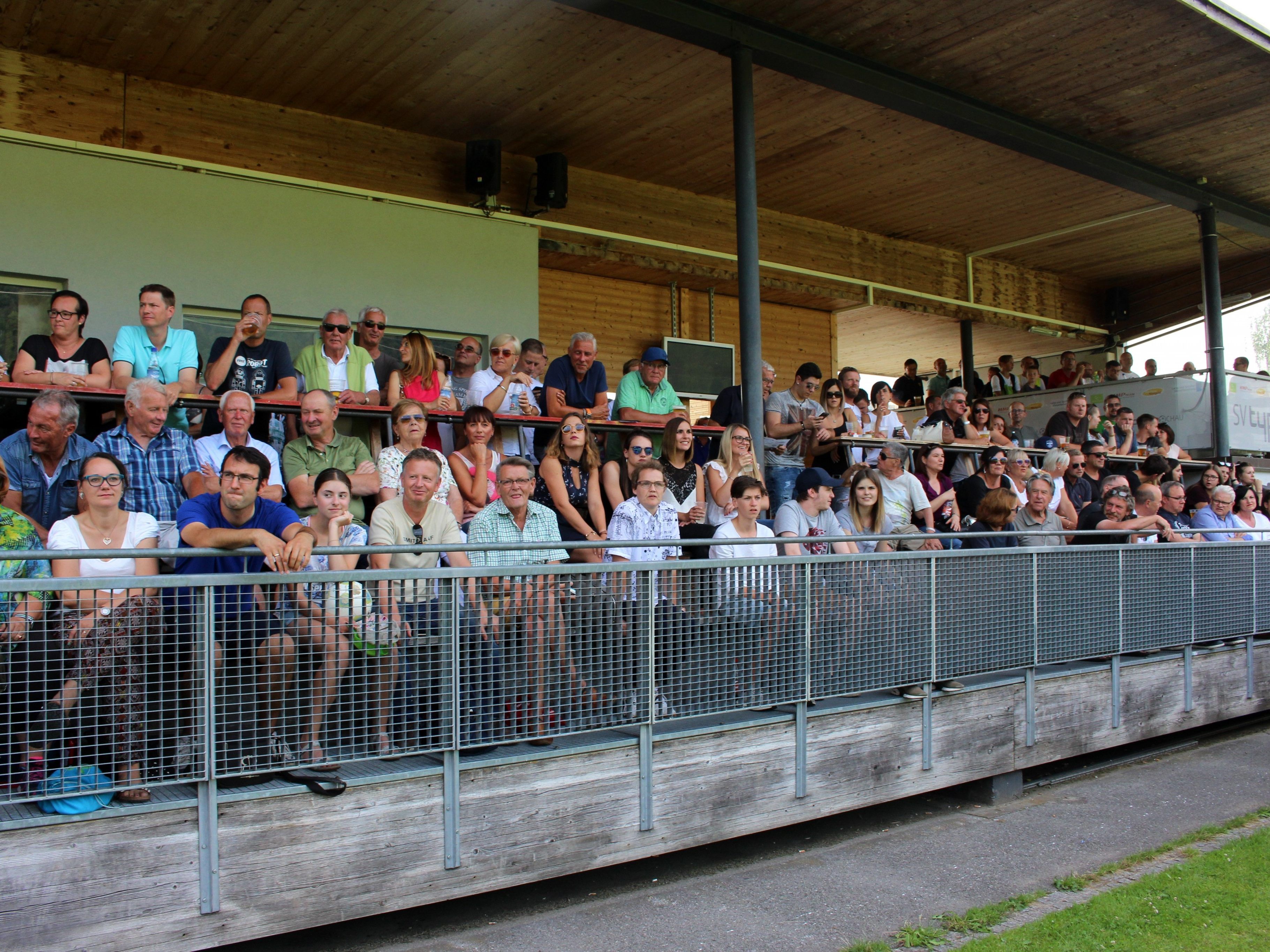 Die Lochauer Fußballfans sind zum Meisterschaftsauftakt in der Vorarlbergliga im Stadion Hoferfeld herzlich willkommen! Die Lochauer Fußballfans sind zum Meisterschaftsauftakt in der Vorarlbergliga im Stadion Hoferfeld herzlich willkommen!