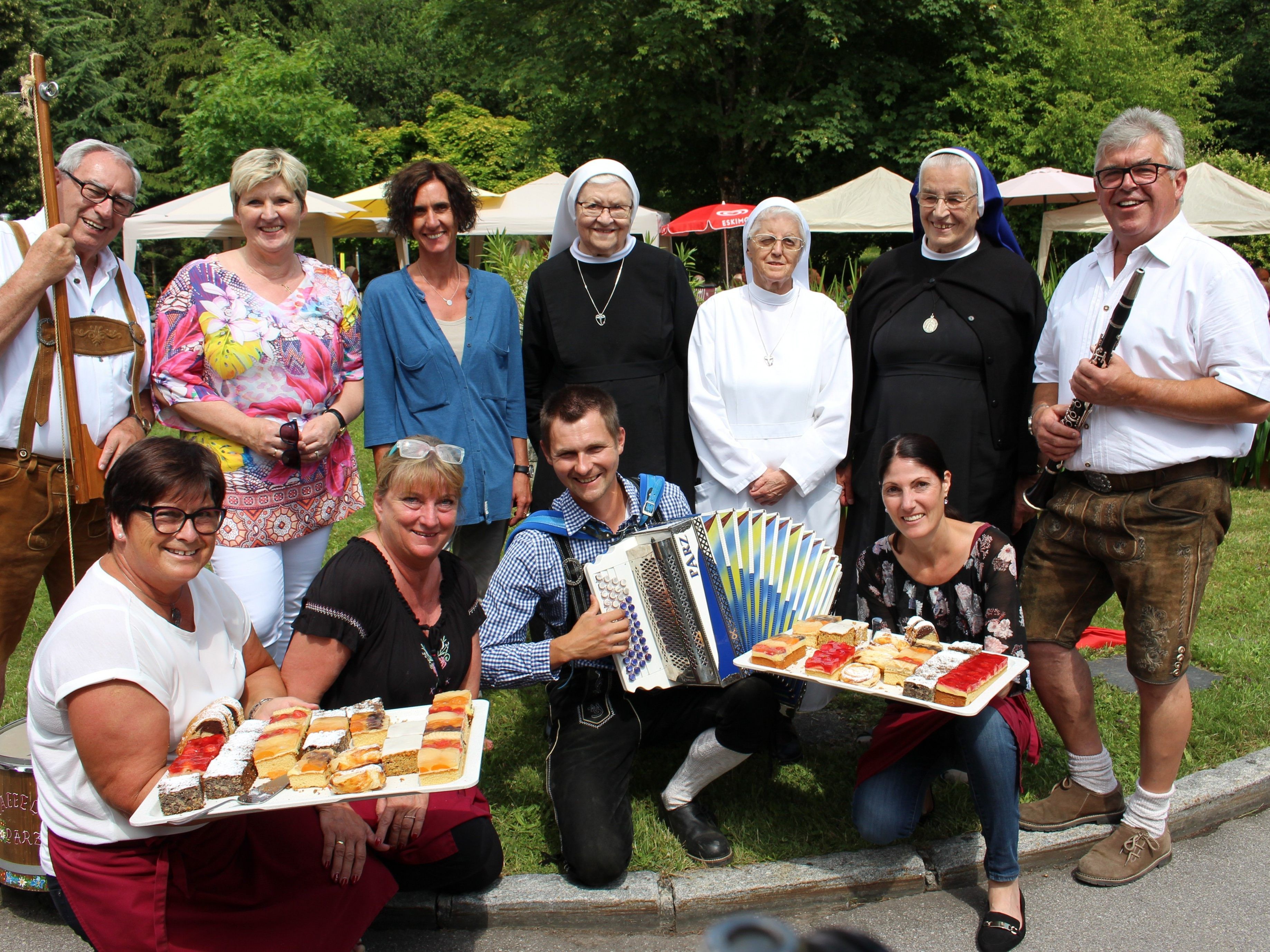 Gemeinsam mit den zahlreichen Helferinnen und Helfern des Hauses freuten sich Musikanten und Organisatoren über ein bestens gelungenes Sommerfest.